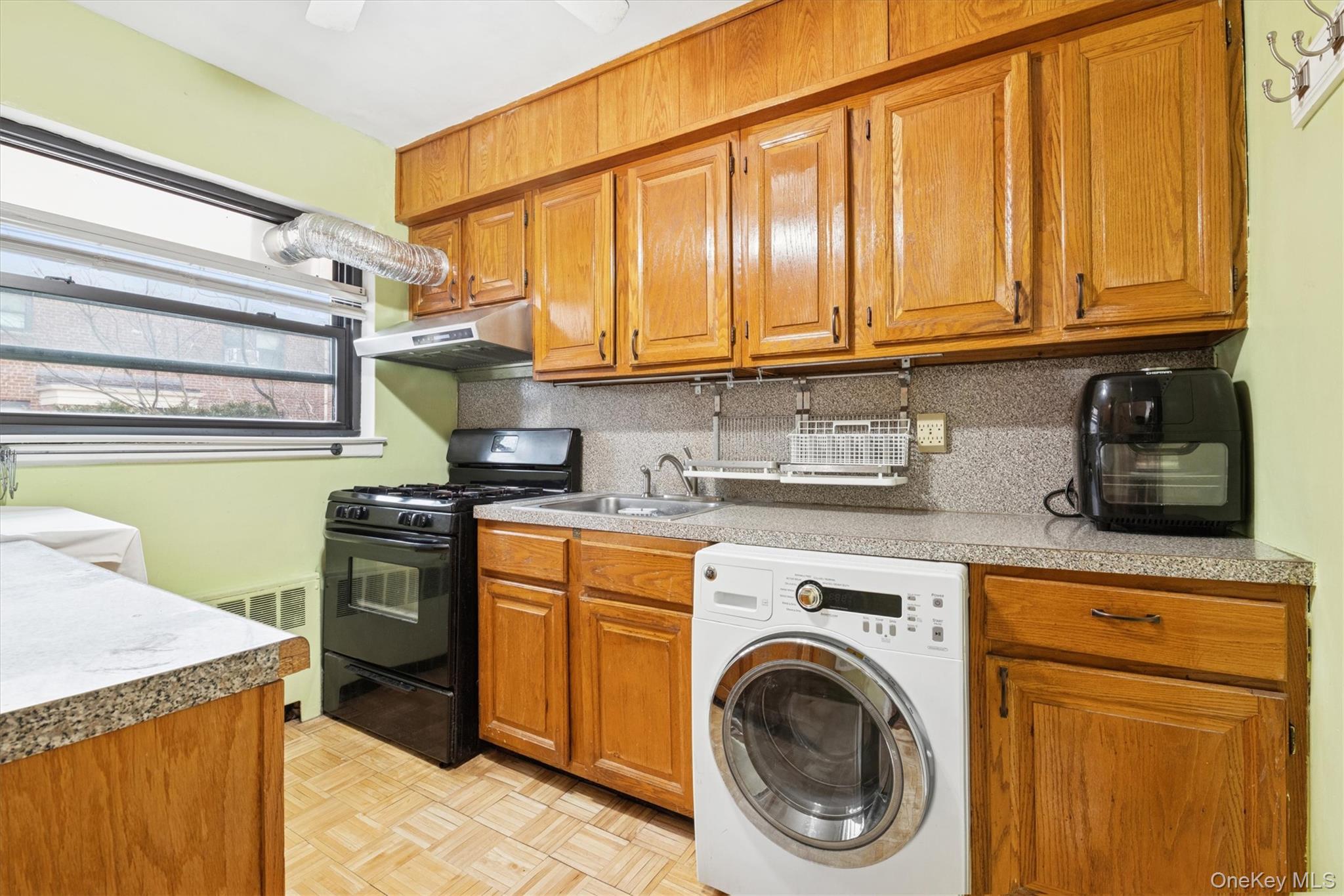 #13 photo, 74-22 220th, 皇后区 Oakland Gardens , NY 11364