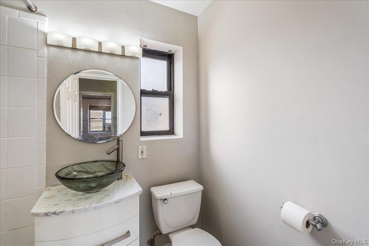 #15 photo, 47-18 217th Street, קווינס Bayside , NY 11361