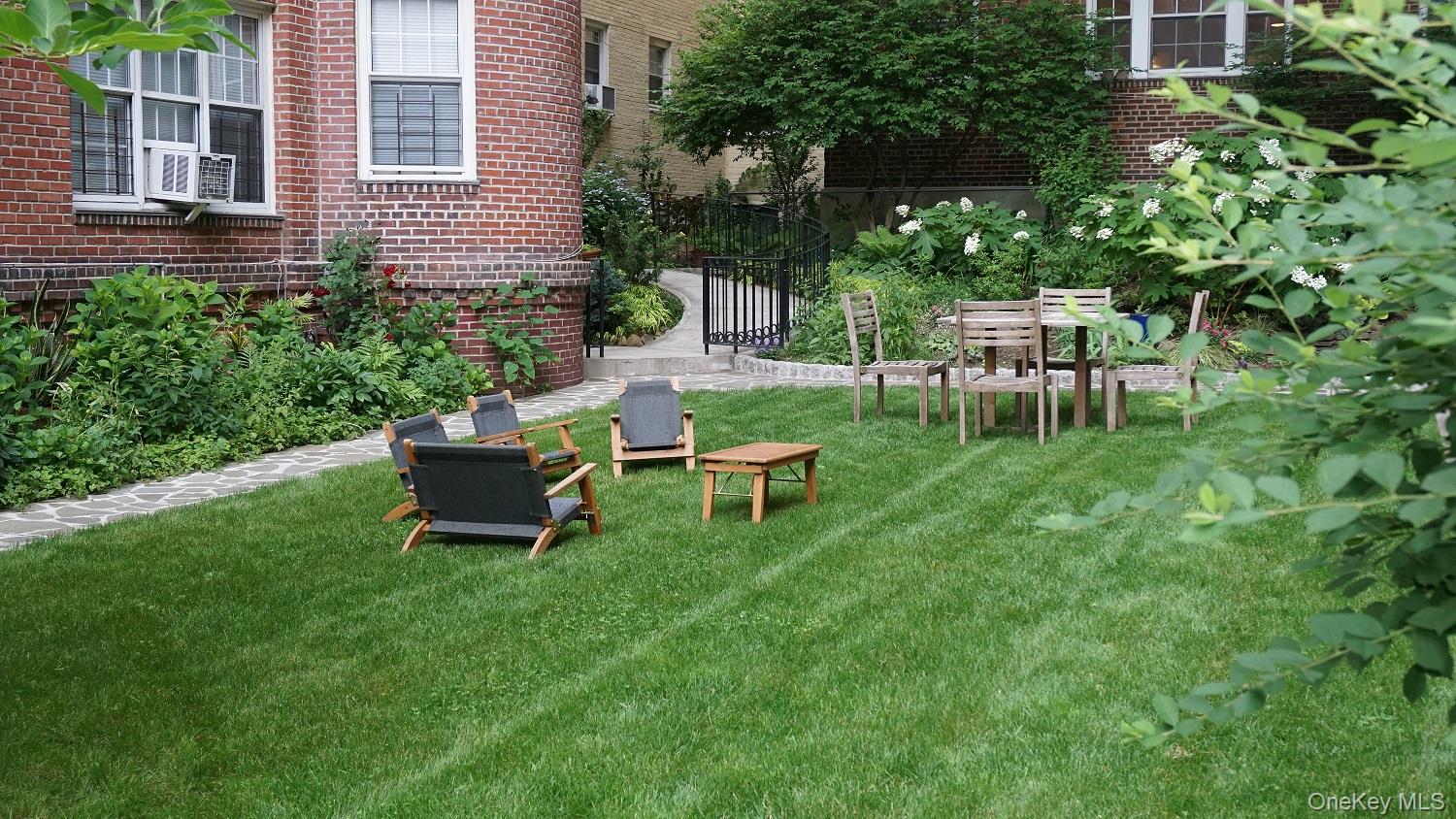 #10 photo, 35-35 77 Street, קווינס Jackson Heights , NY 11372