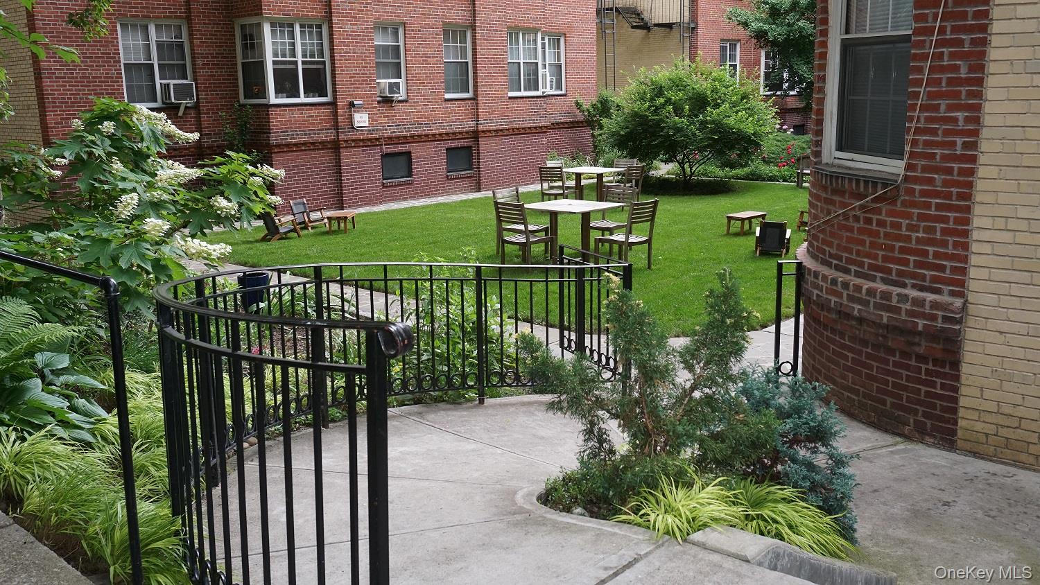 #7 photo, 35-35 77 Street, קווינס Jackson Heights , NY 11372