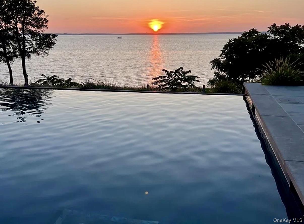 #1 photo, 16 N Shore Road, מחוז סאפוק Hampton Bays , NY 11946