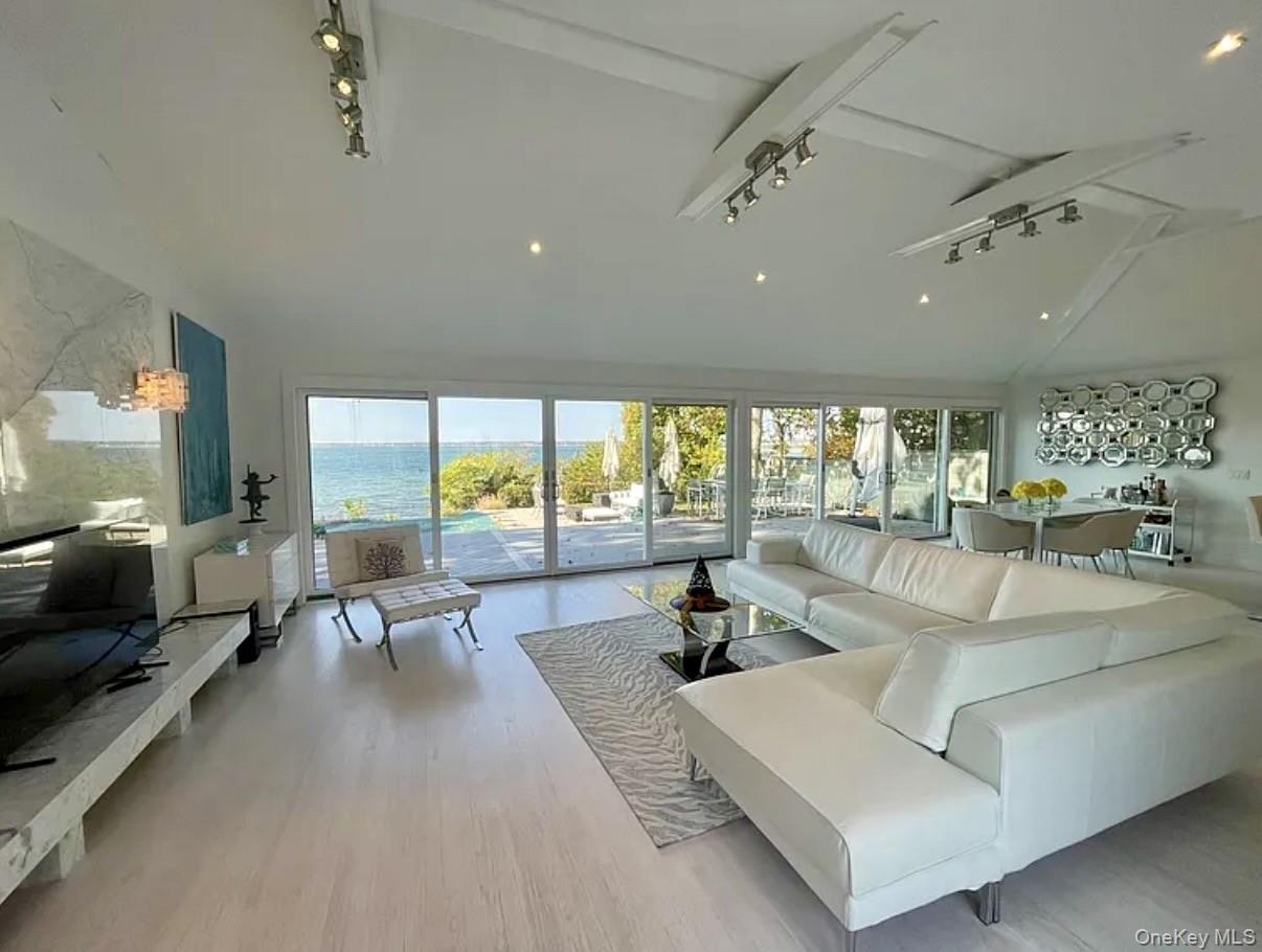 #13 photo, 16 N Shore Road, מחוז סאפוק Hampton Bays , NY 11946