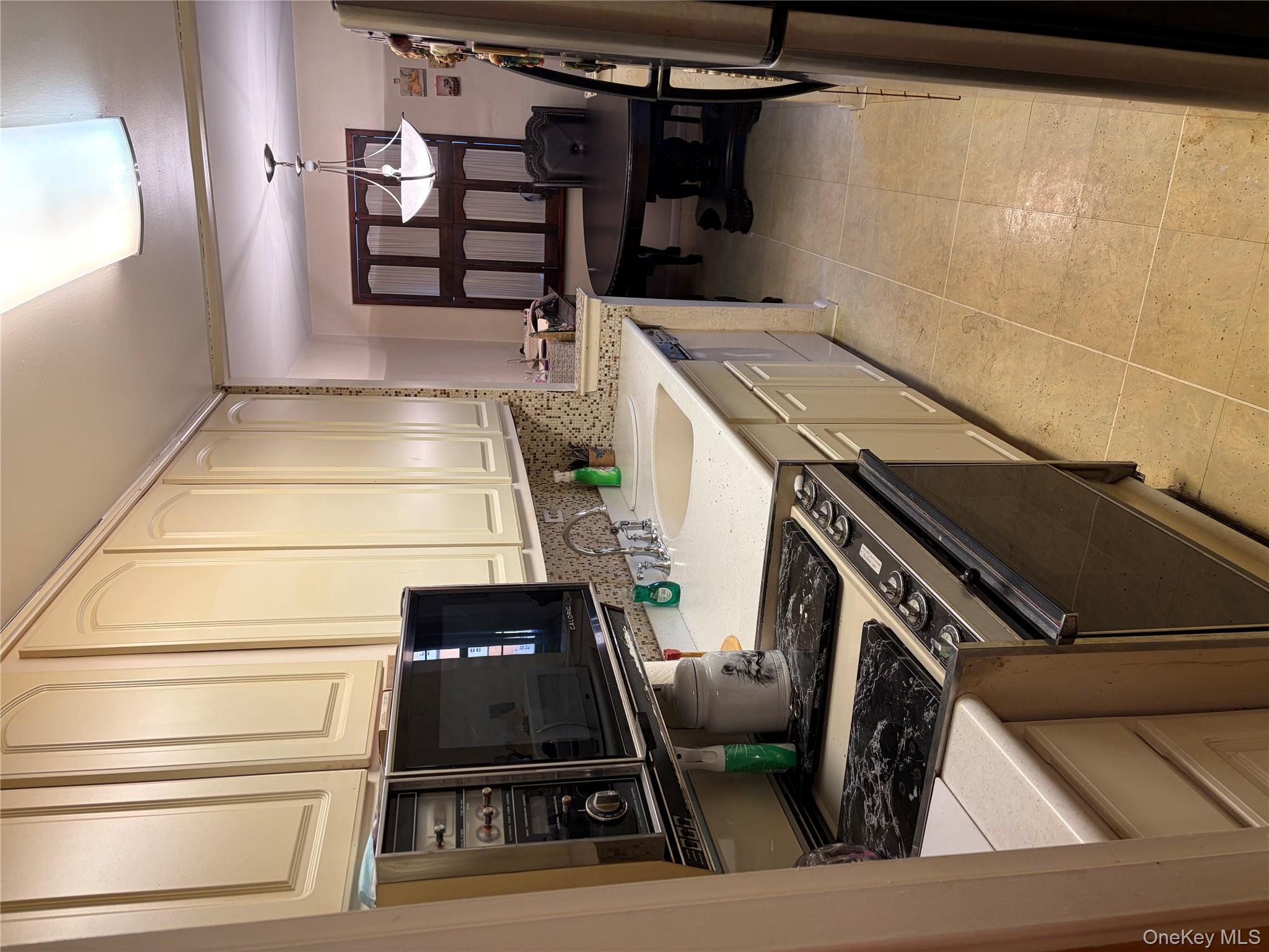 #1 photo, 84-29 153 Avenue, कुईंस Howard Beach , NY 11414