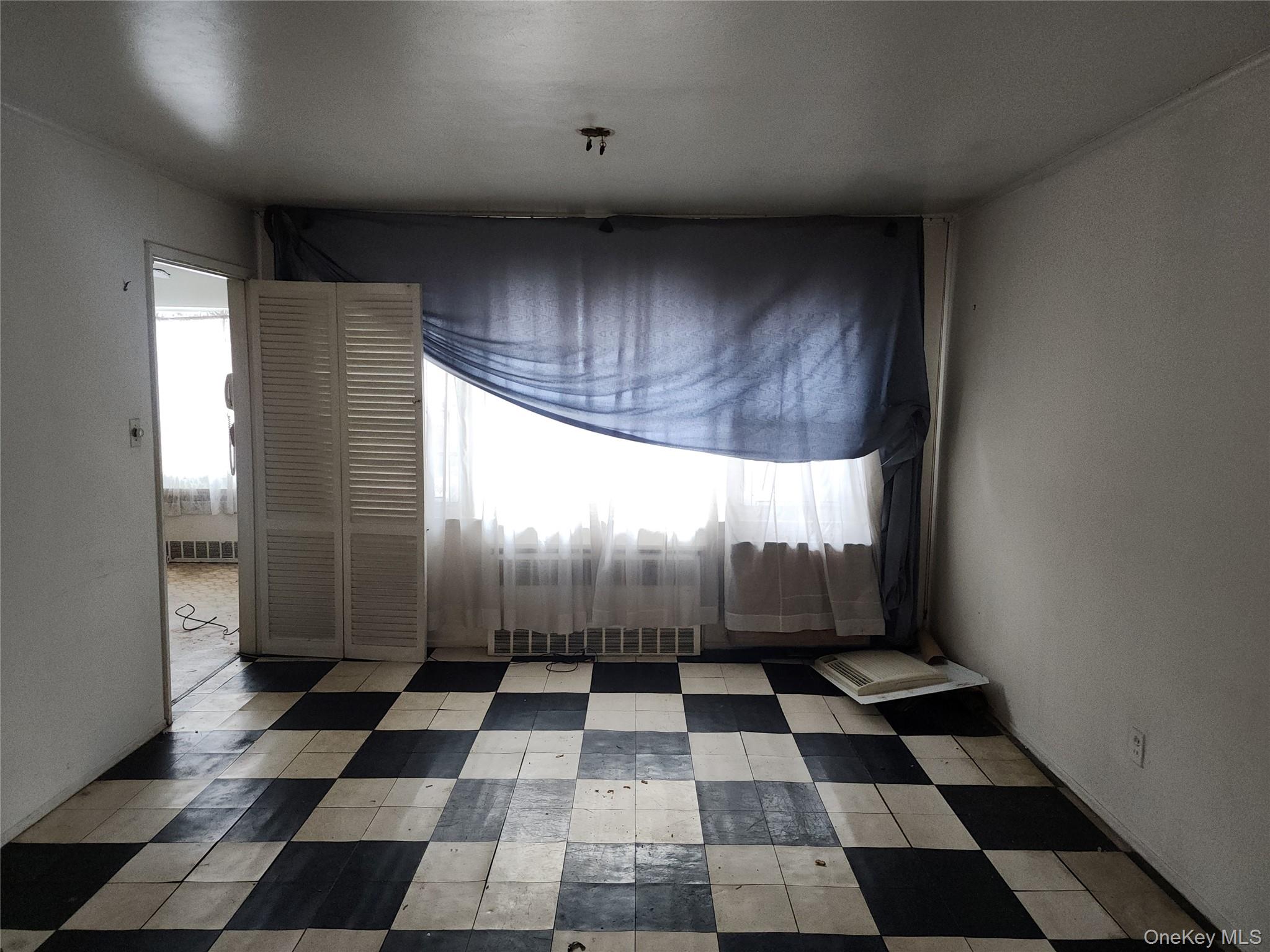 #5 photo, 840 Sharon Lane, Westbury , NY 11590