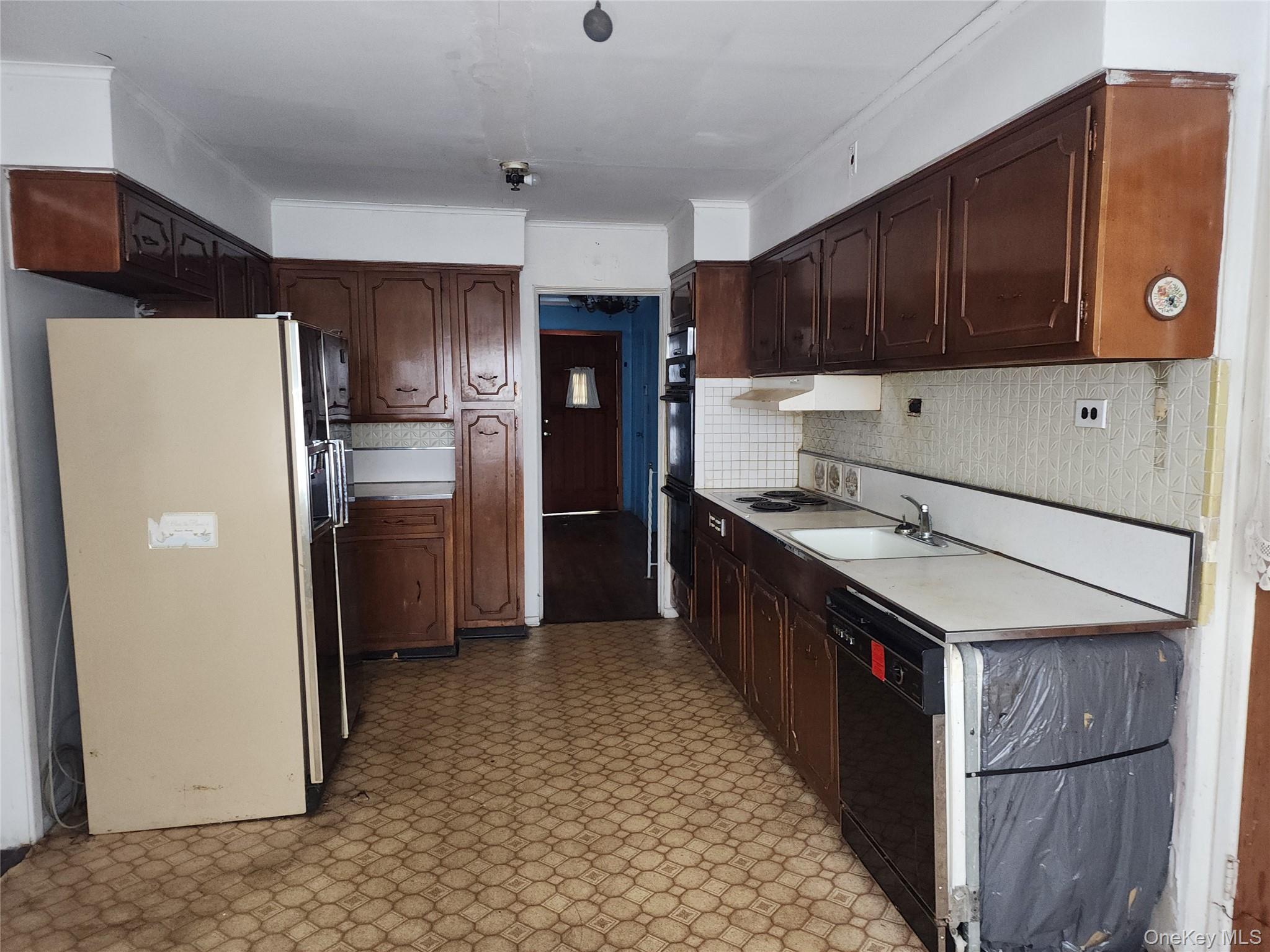 #8 photo, 840 Sharon Lane, Westbury , NY 11590