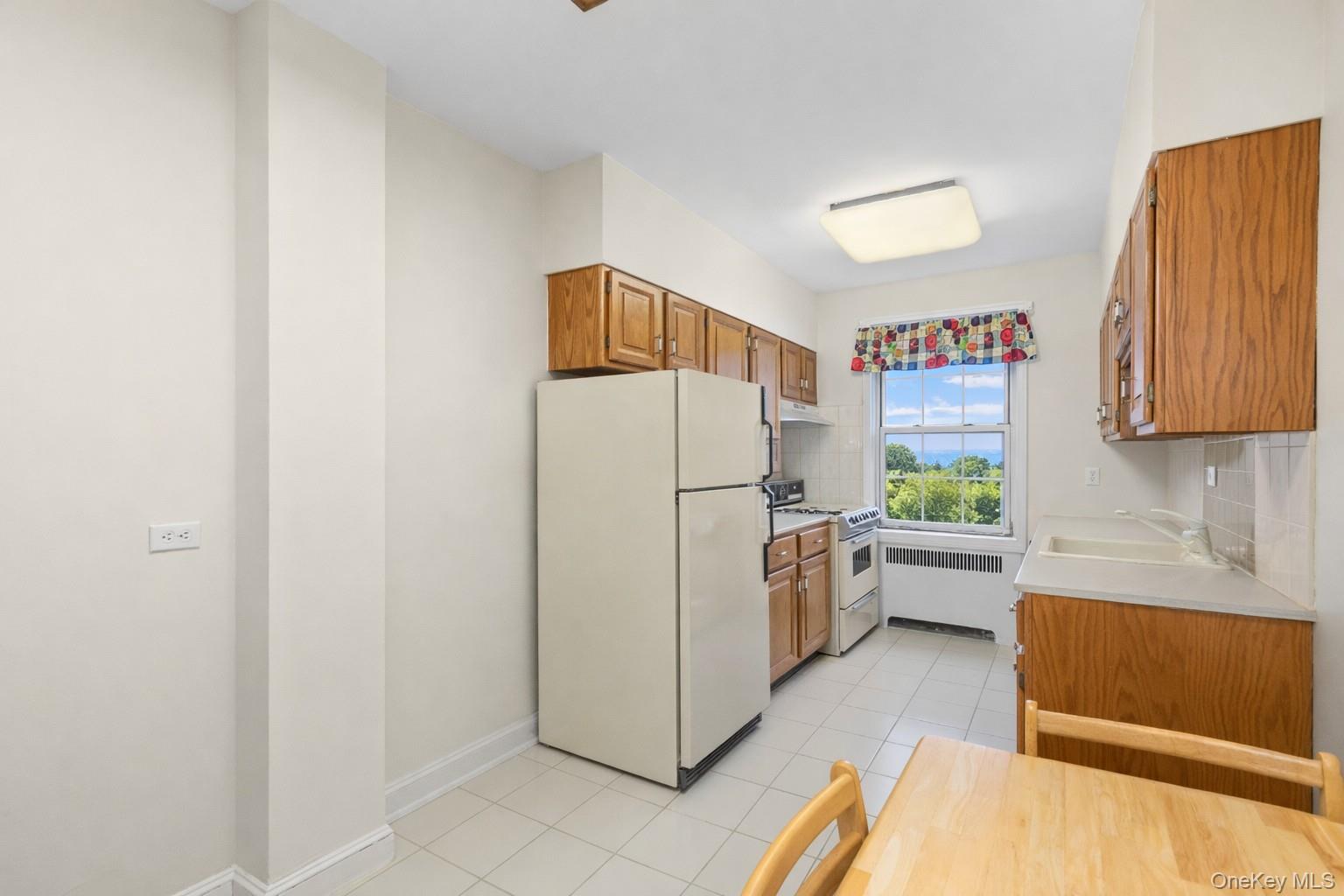 #11 photo, 60 Pinewood Avenue, Hartsdale , NY 10530