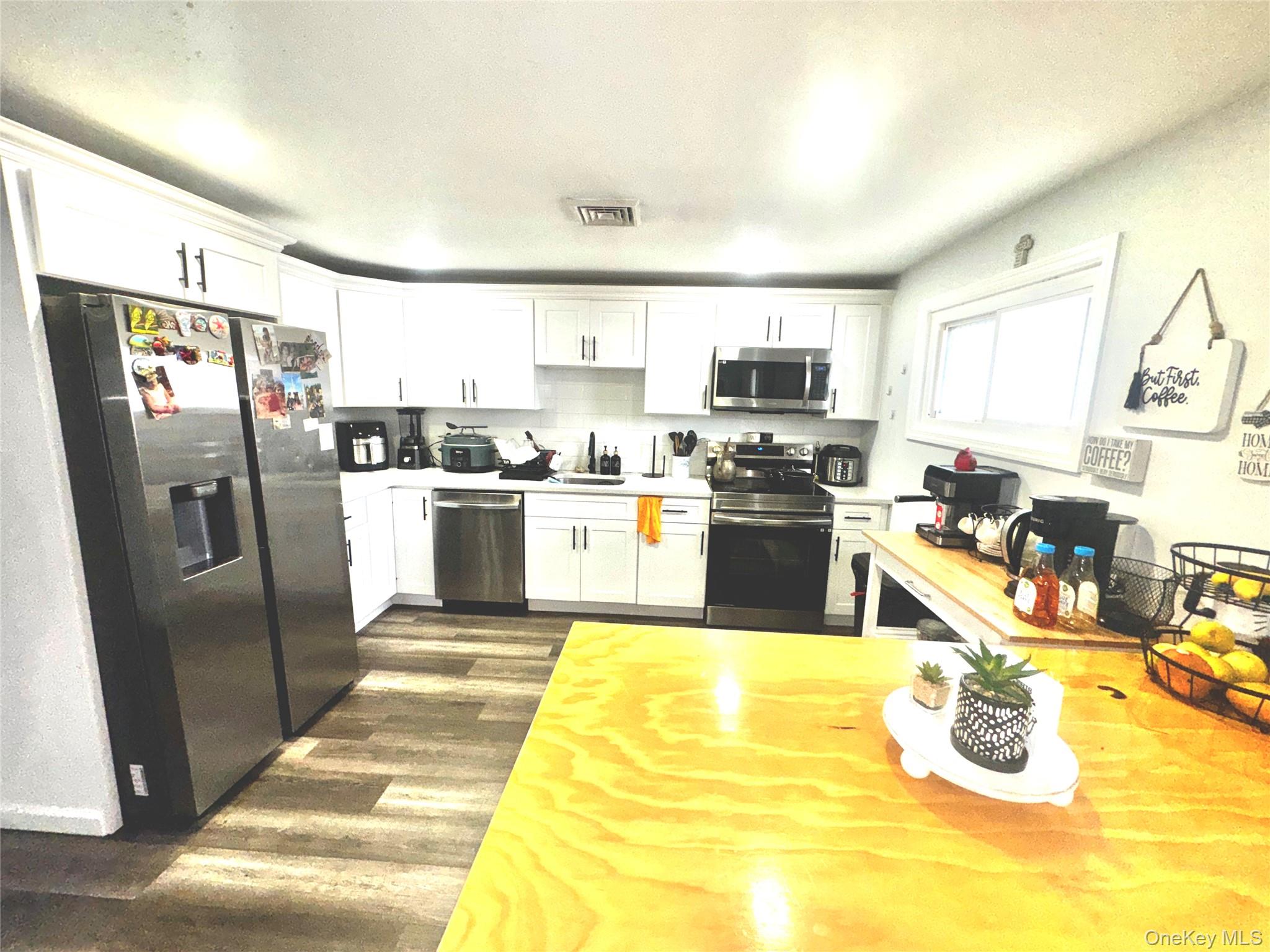 #3 photo, 6 VICTORIA Place, सफ़ोक काउंटी Mastic Beach , NY 11951