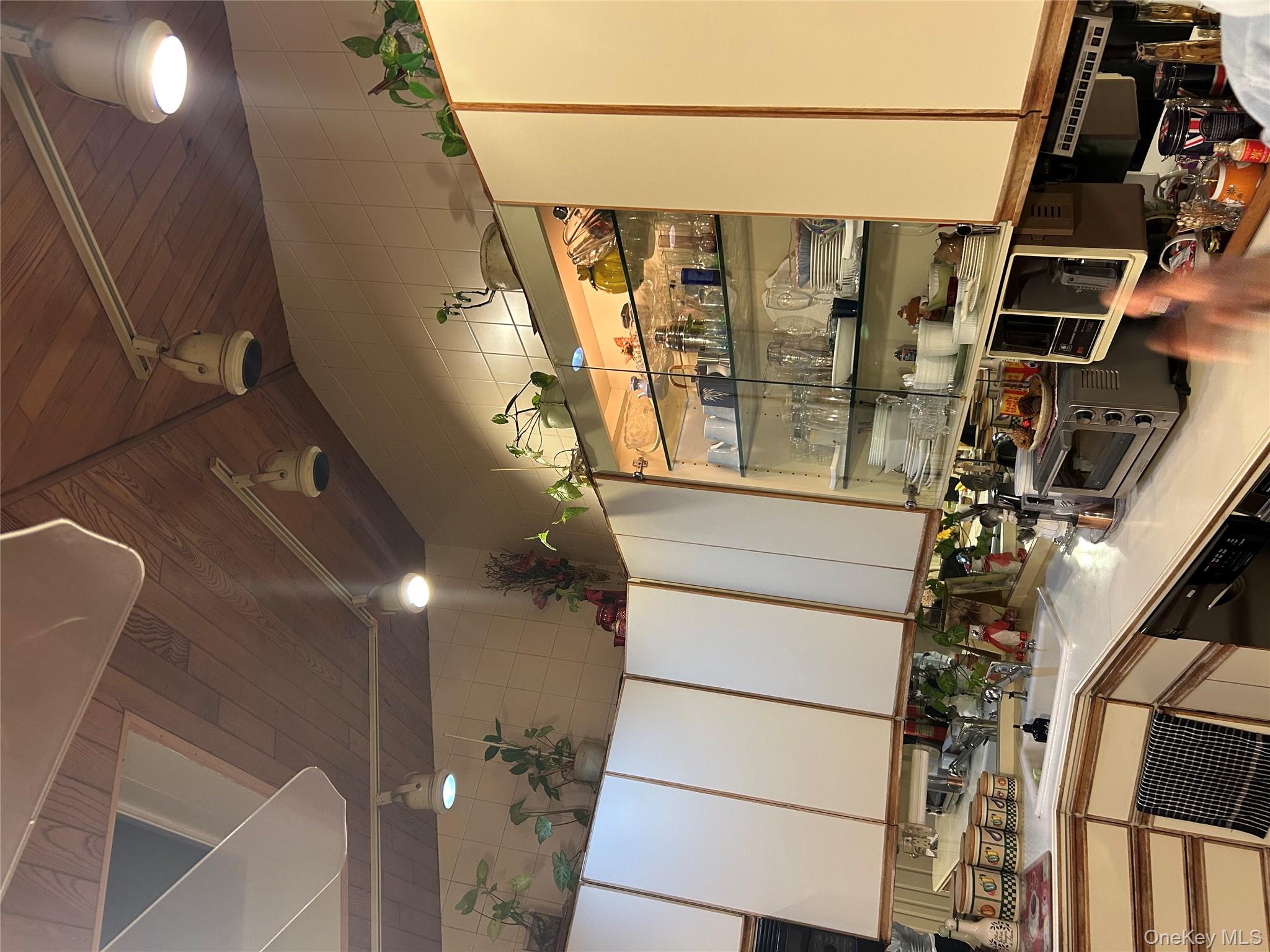 #4 photo, 527 Willow Street, South Hempstead , NY 11550