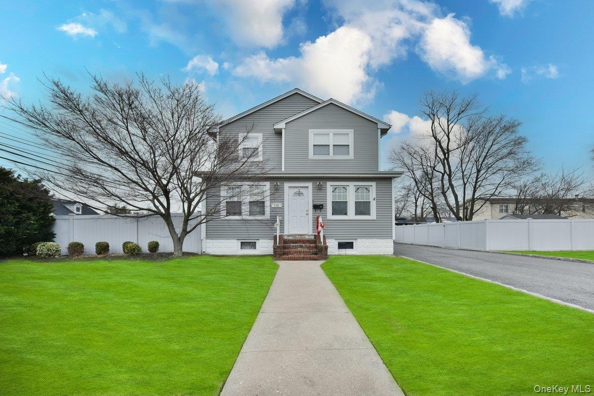 #1 photo, 116 15th Avenue, מחוז סאפוק West Babylon , NY 11704