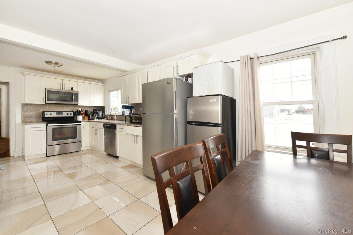 #13 photo, 116 15th Avenue, מחוז סאפוק West Babylon , NY 11704