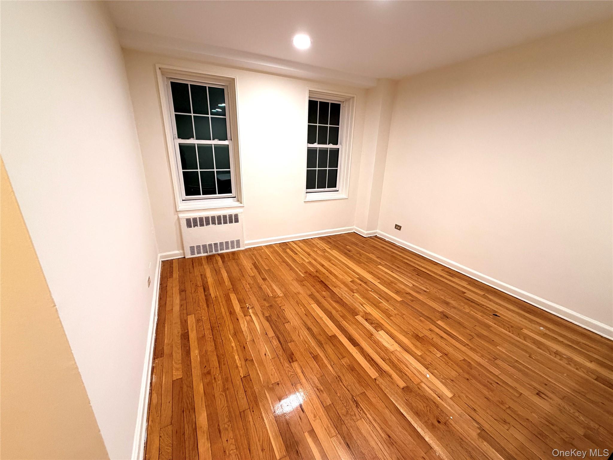 #4 photo, 140-18 Burden Crescent, 뉴욕퀸즈 Briarwood , NY 11435