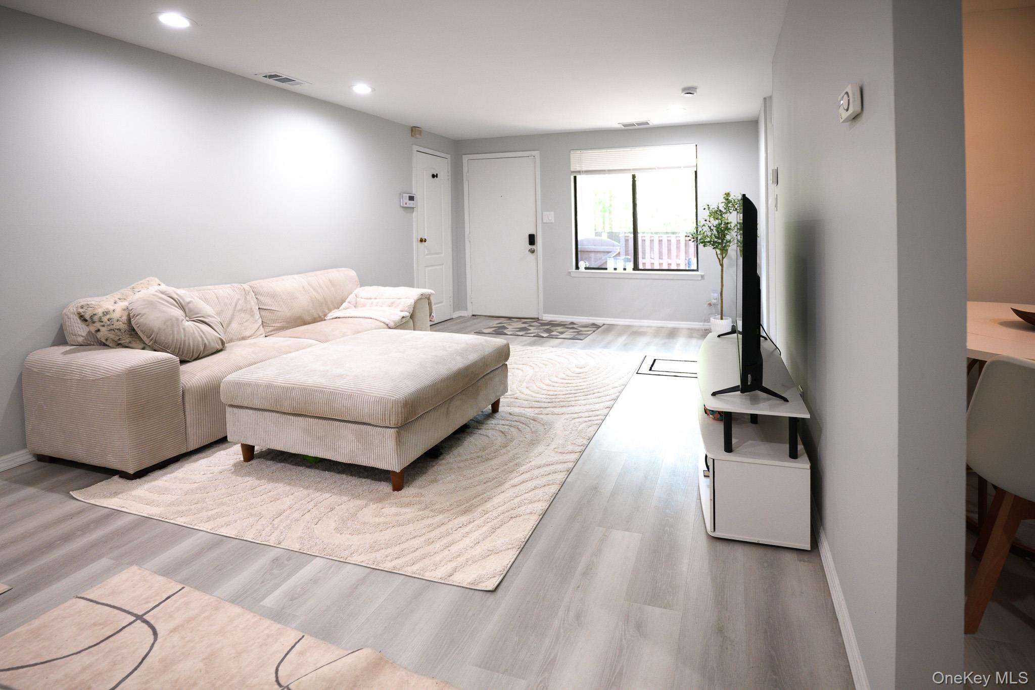 #3 photo, 128 Sagamore Hills Drive, Саффолк ‖ Port Jefferson Station , NY 11776