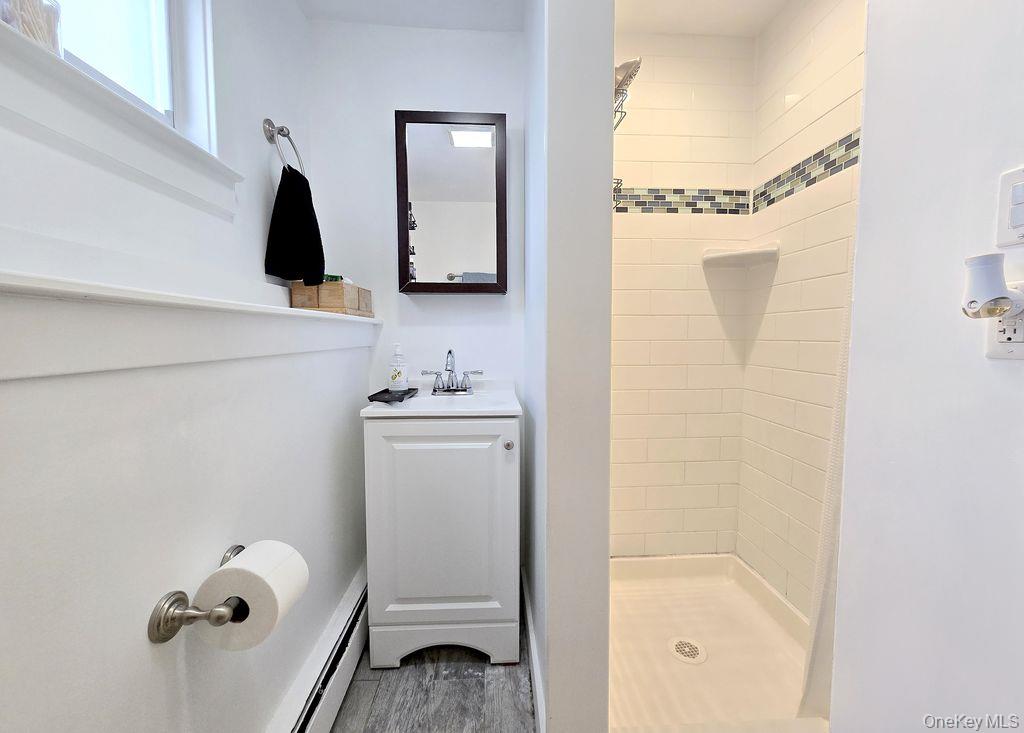 #11 photo, 21A Thorney Avenue, מחוז סאפוק Huntington Station , NY 11746