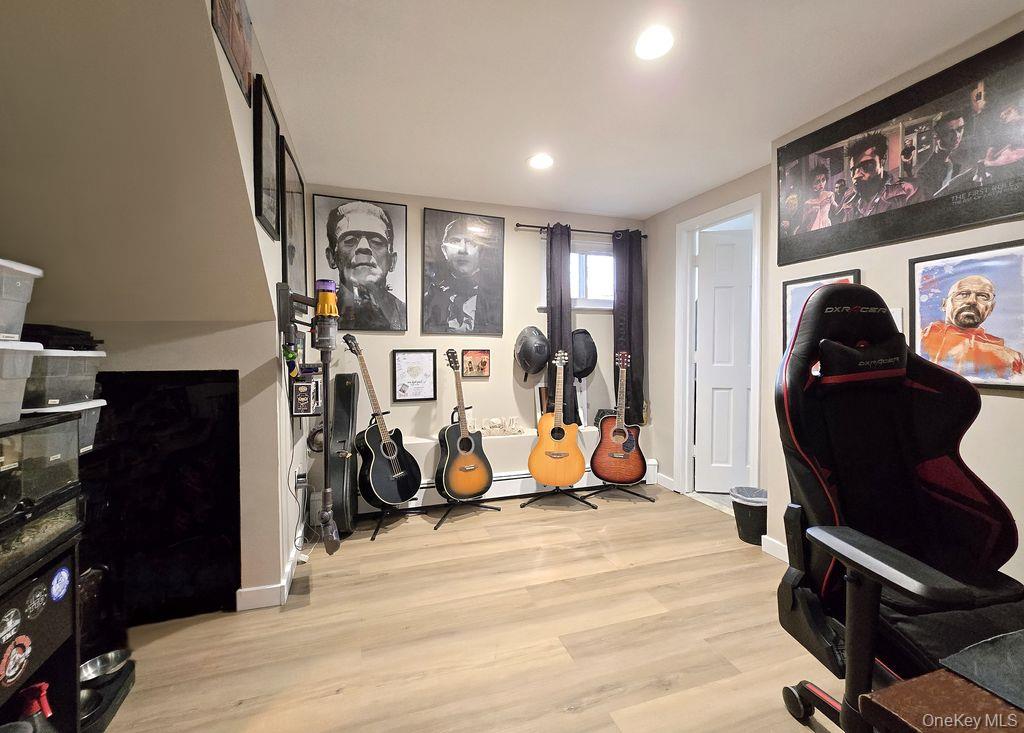 #12 photo, 21A Thorney Avenue, מחוז סאפוק Huntington Station , NY 11746