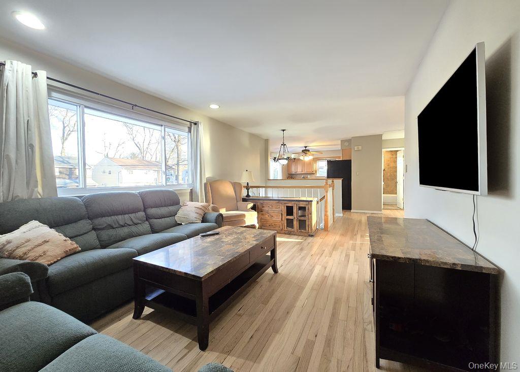 #13 photo, 21A Thorney Avenue, מחוז סאפוק Huntington Station , NY 11746