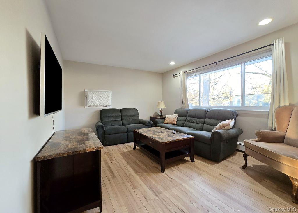 #18 photo, 21A Thorney Avenue, מחוז סאפוק Huntington Station , NY 11746