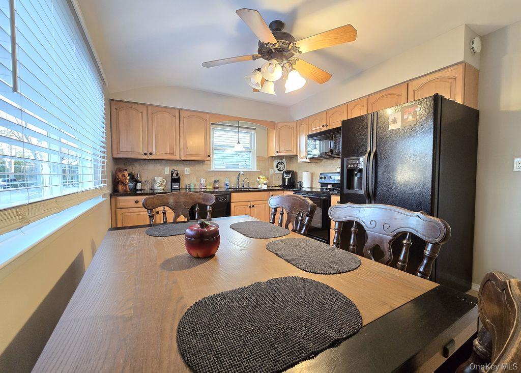 #3 photo, 21A Thorney Avenue, מחוז סאפוק Huntington Station , NY 11746