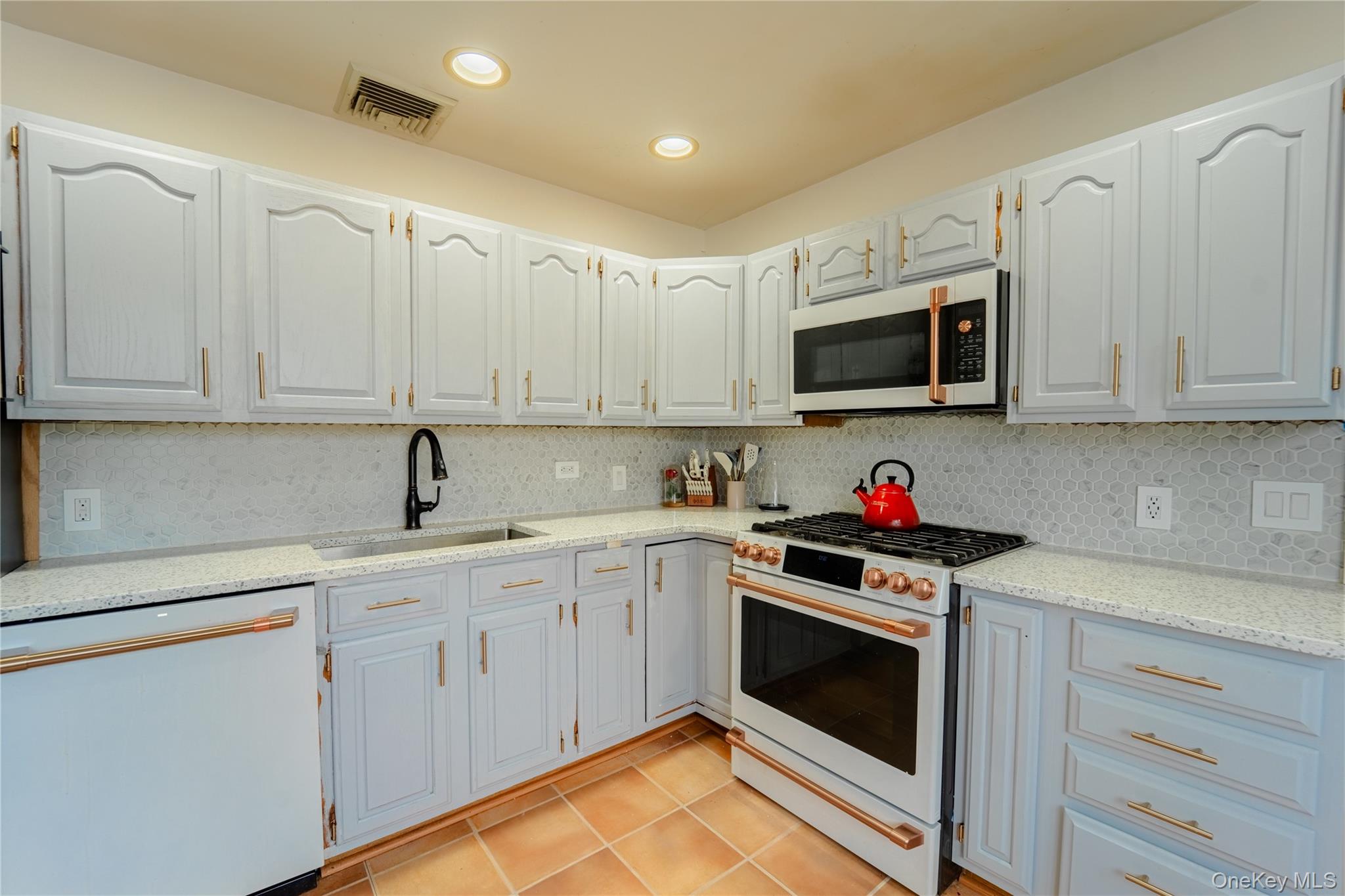 #5 photo, 6 Oxford Street, Islip , NY 11751