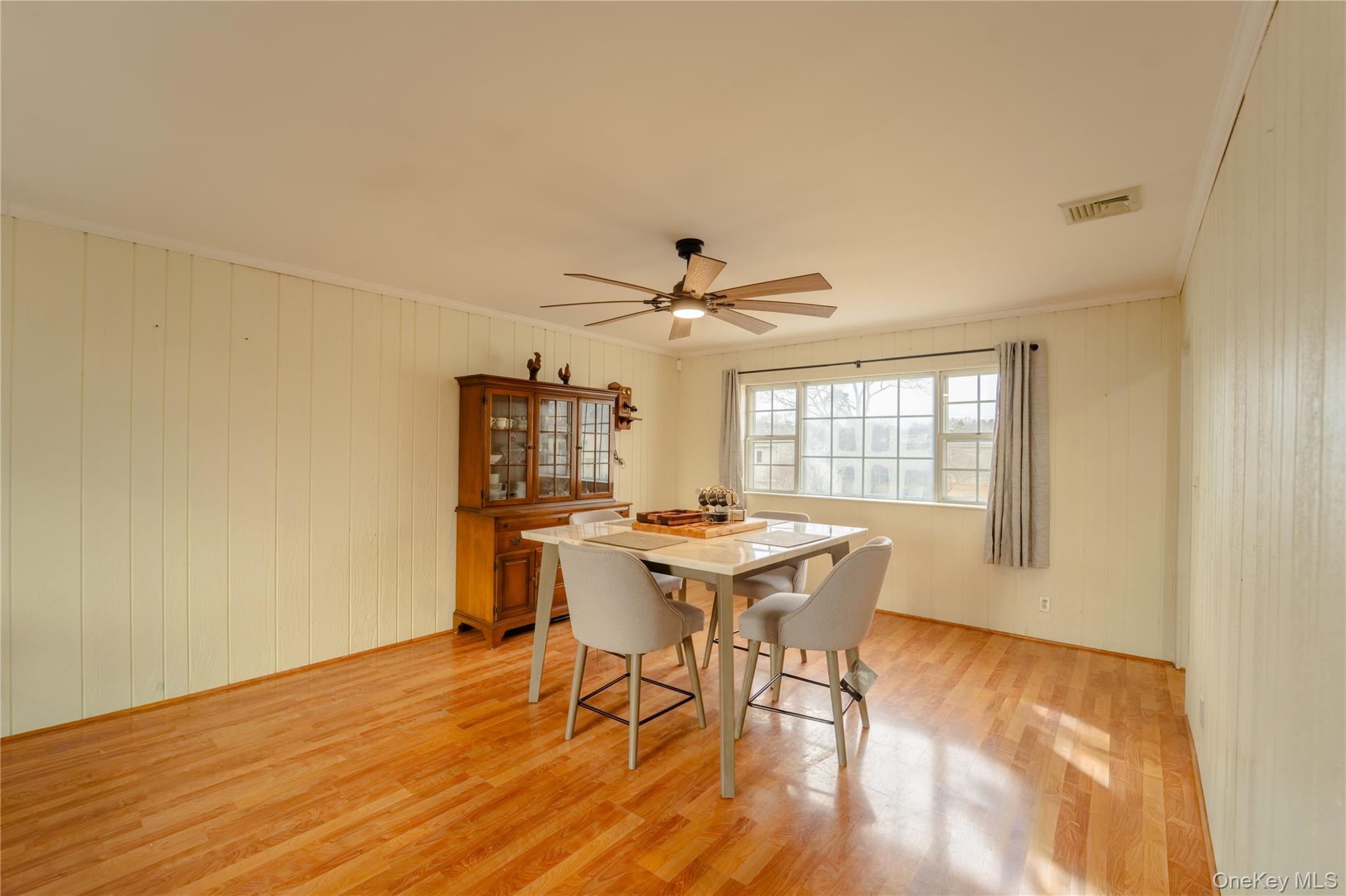 #8 photo, 6 Oxford Street, Islip , NY 11751