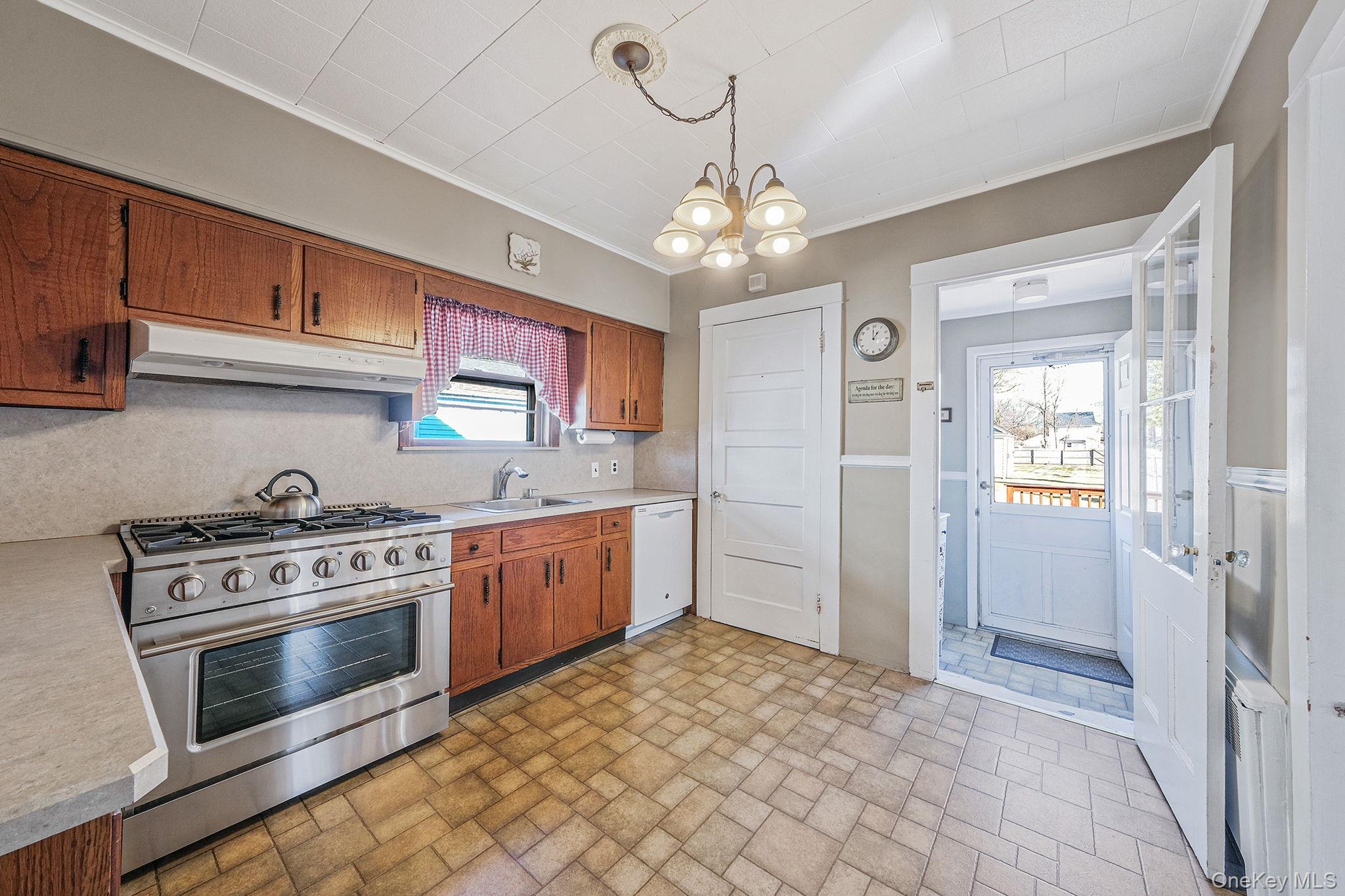 #10 photo, 183 West Avenue, מחוז סאפוק Patchogue , NY 11772