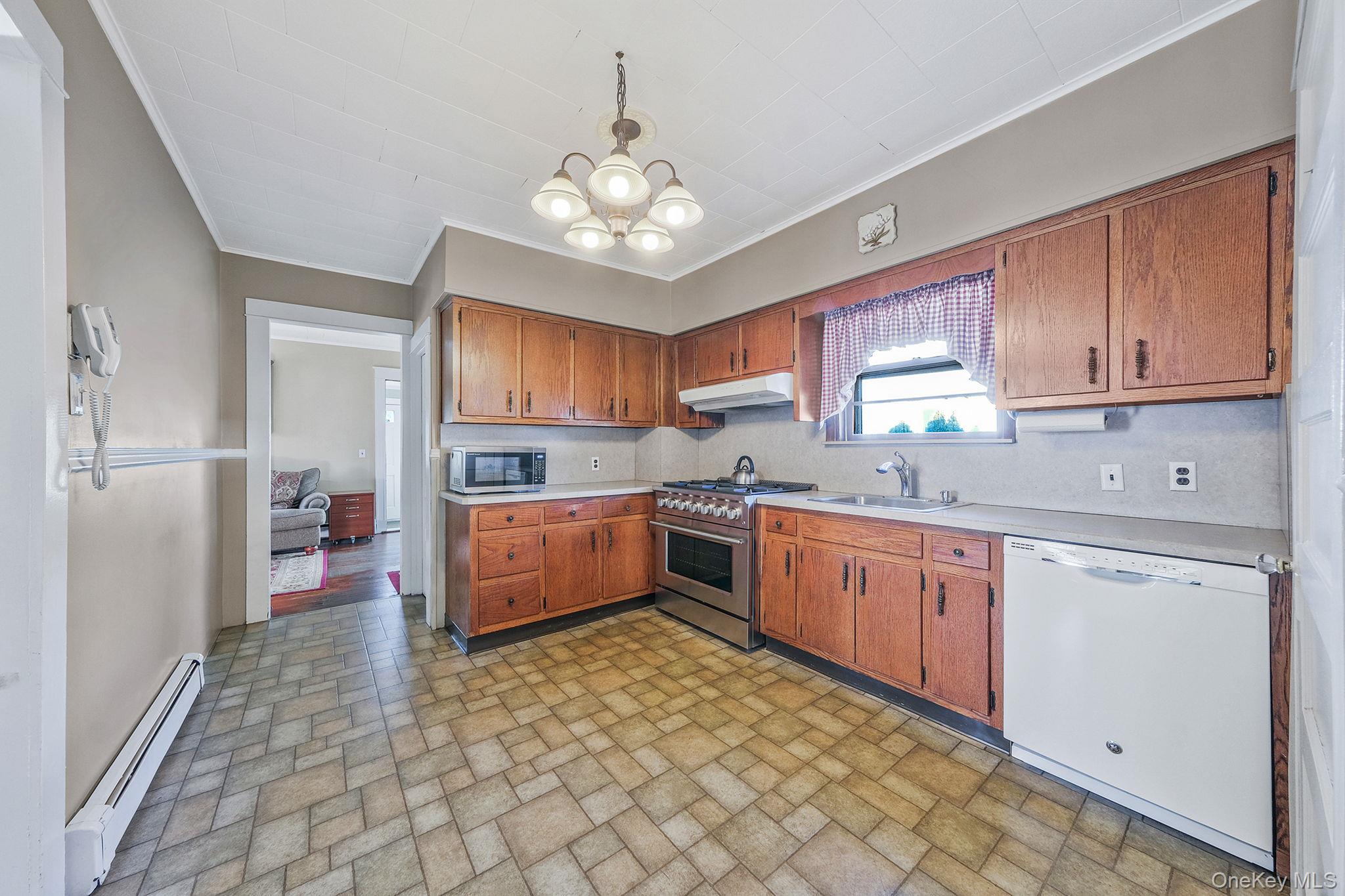 #9 photo, 183 West Avenue, מחוז סאפוק Patchogue , NY 11772