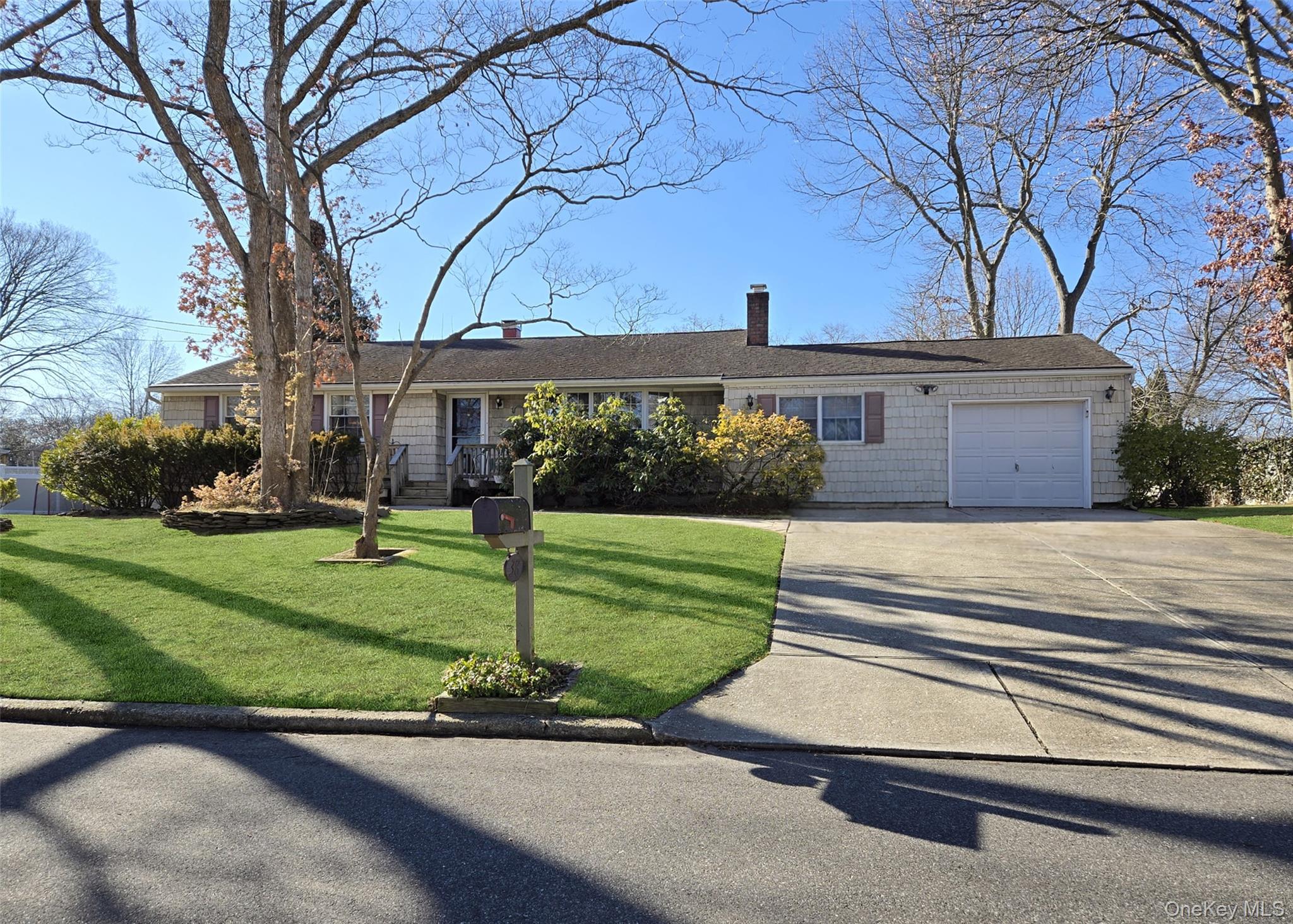 #1 photo, 38 Woodbury Road, Саффолк ‖ Farmingville , NY 11738