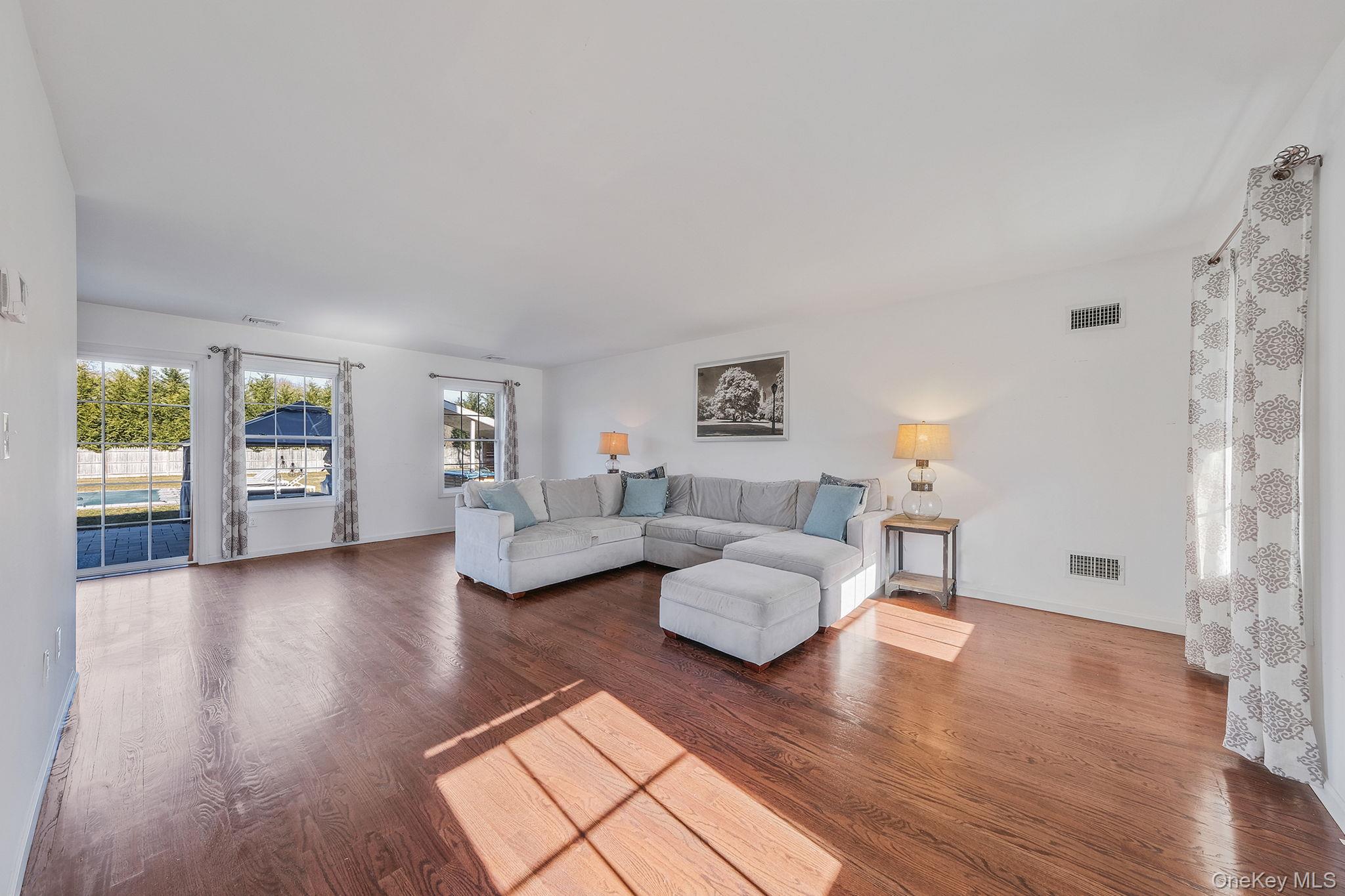 #11 photo, 4 Danamarie Lane, Саффолк ‖ East Patchogue , NY 11772