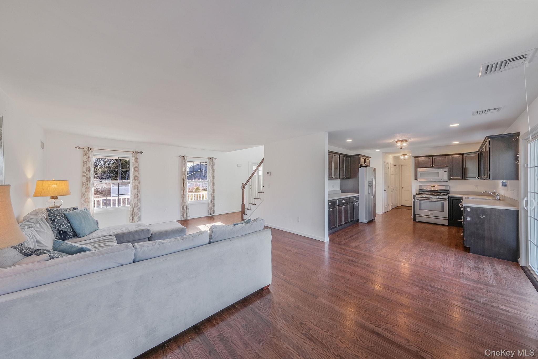 #12 photo, 4 Danamarie Lane, Саффолк ‖ East Patchogue , NY 11772