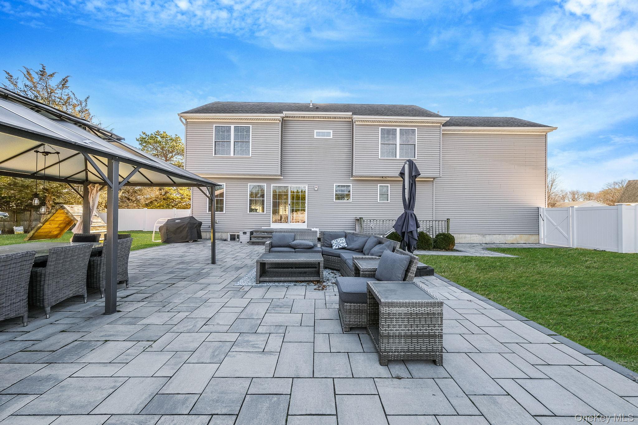 #13 photo, 4 Danamarie Lane, Саффолк ‖ East Patchogue , NY 11772