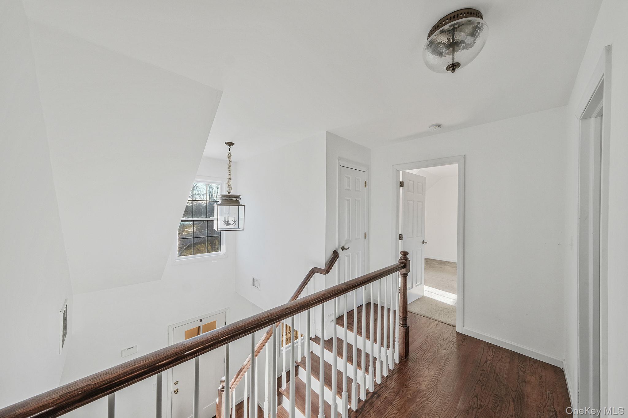 #16 photo, 4 Danamarie Lane, Саффолк ‖ East Patchogue , NY 11772