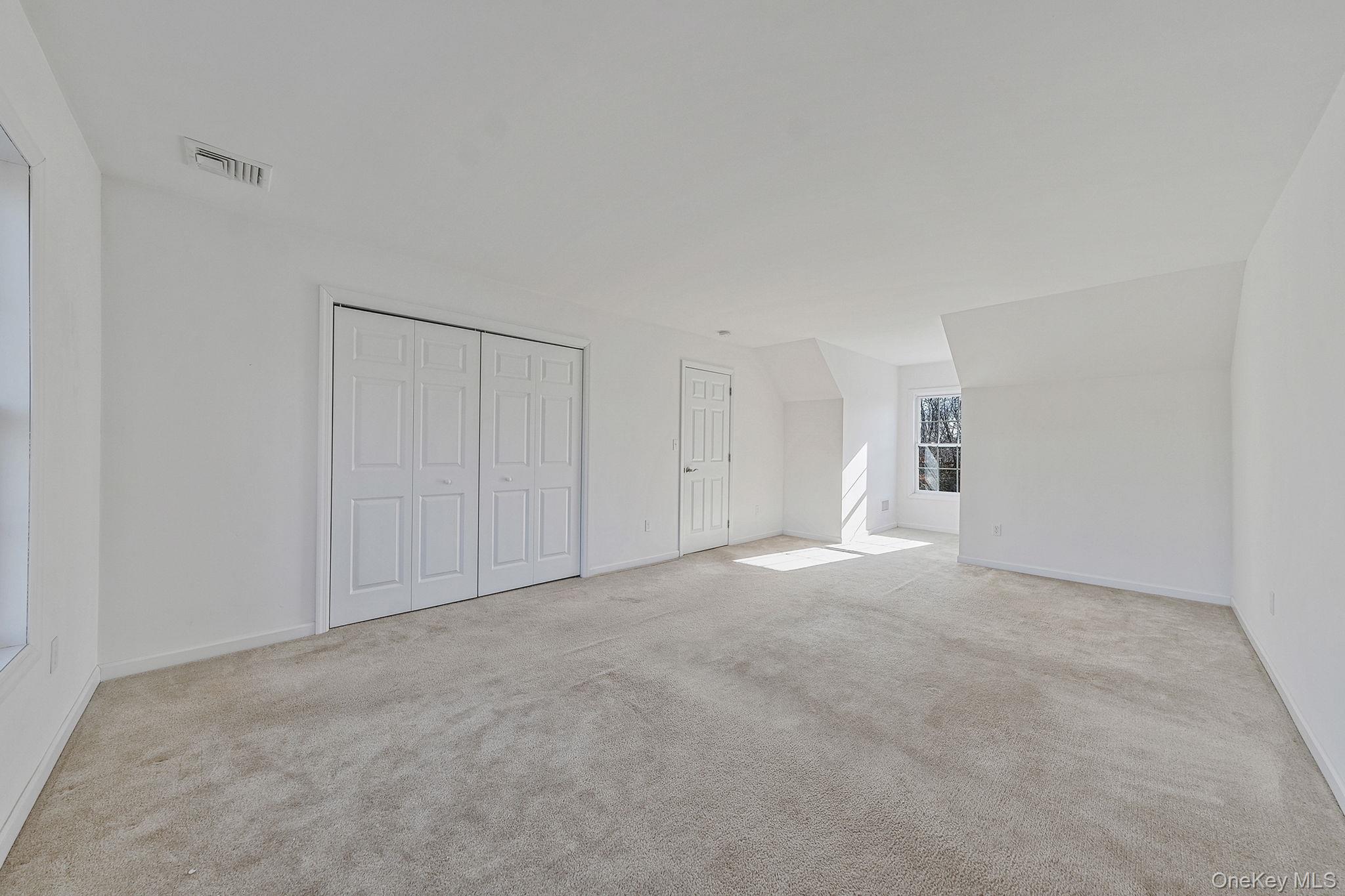 #17 photo, 4 Danamarie Lane, Саффолк ‖ East Patchogue , NY 11772