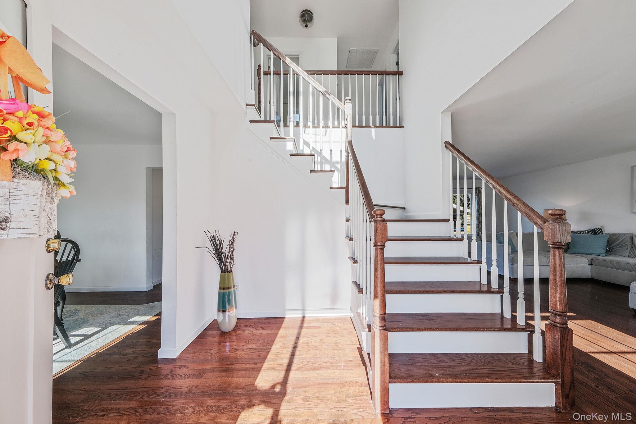 #4 photo, 4 Danamarie Lane, Саффолк ‖ East Patchogue , NY 11772