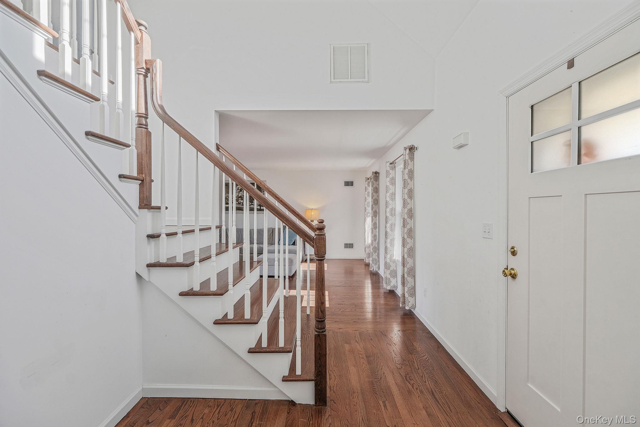 #6 photo, 4 Danamarie Lane, Саффолк ‖ East Patchogue , NY 11772