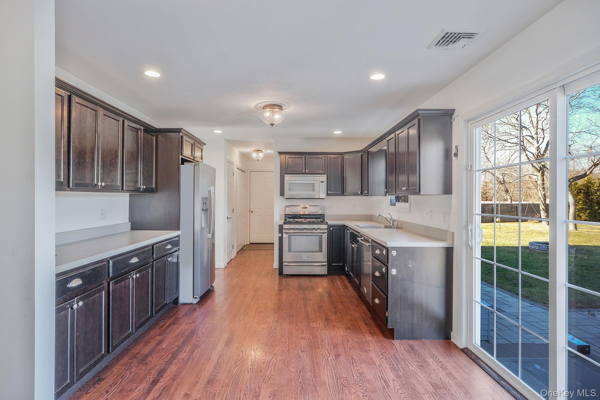 #7 photo, 4 Danamarie Lane, Саффолк ‖ East Patchogue , NY 11772