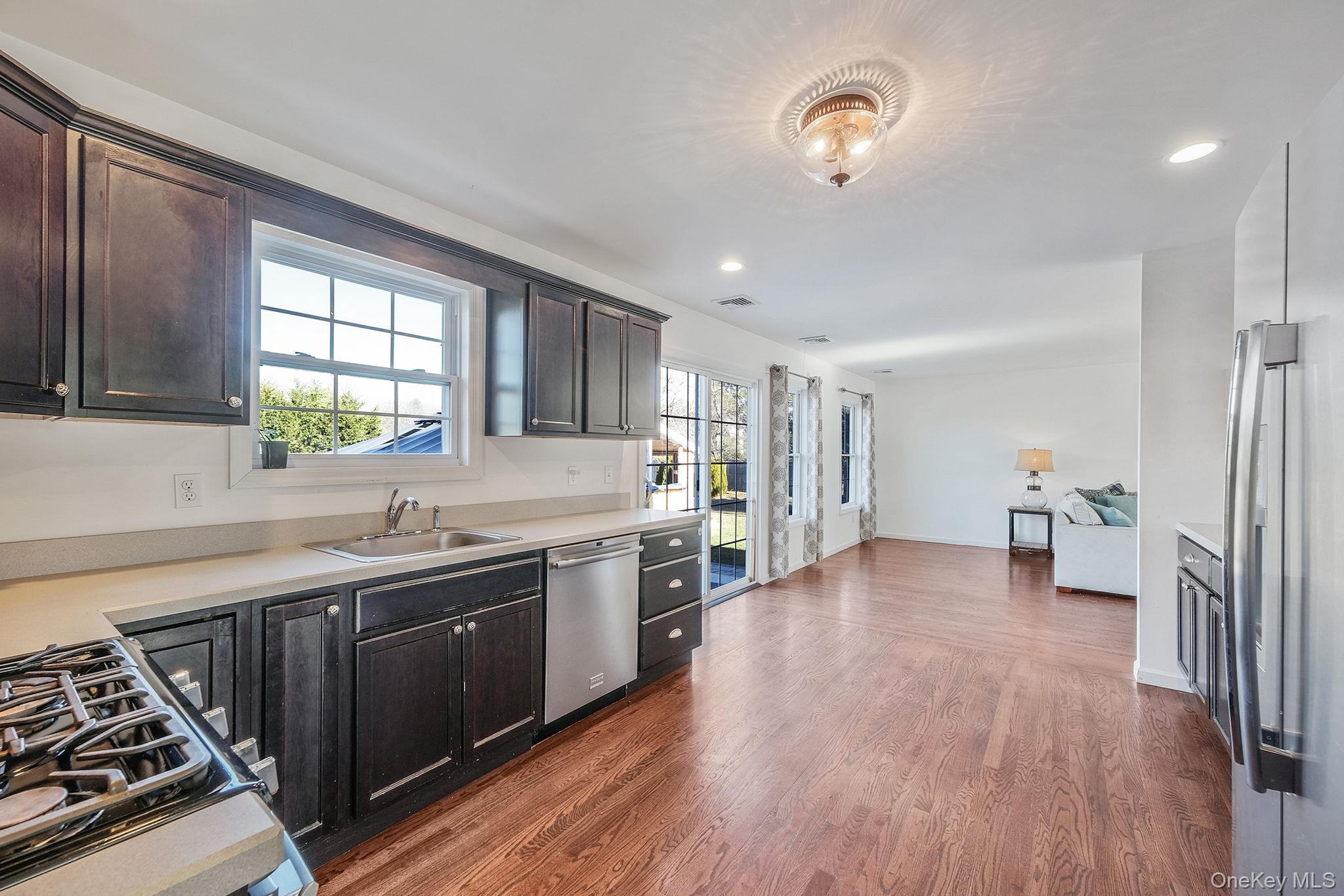 #8 photo, 4 Danamarie Lane, Саффолк ‖ East Patchogue , NY 11772