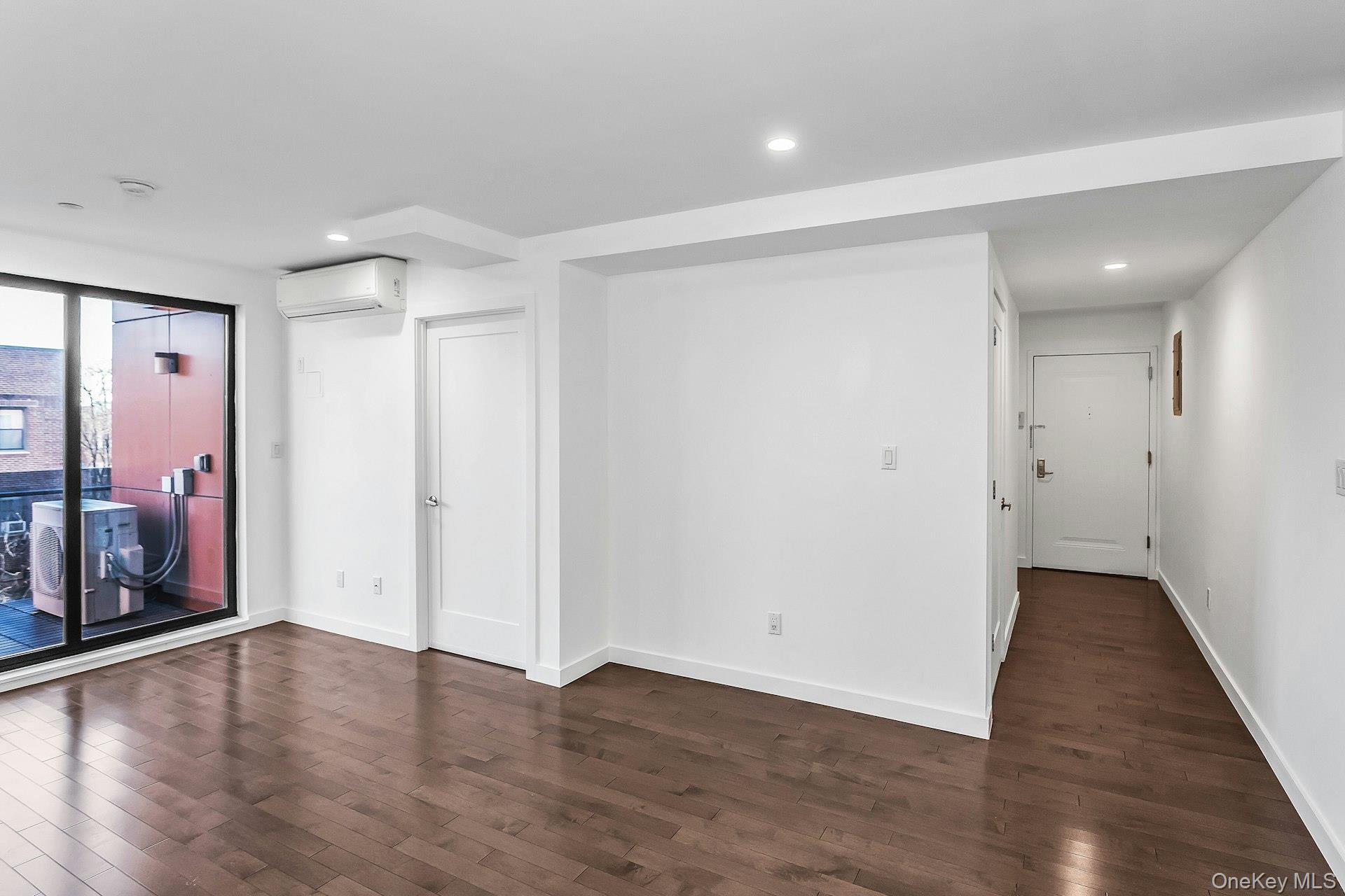 #10 photo, 43-12 214th Place, קווינס Bayside , NY 11361