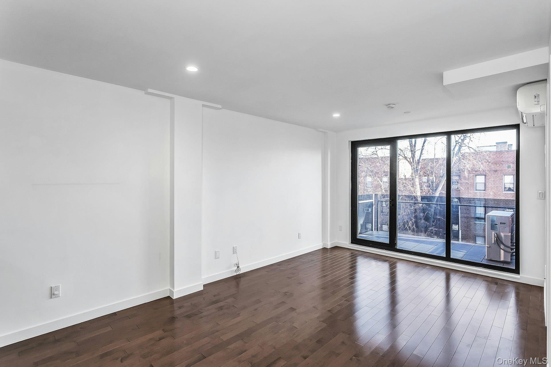 #2 photo, 43-12 214th Place, קווינס Bayside , NY 11361