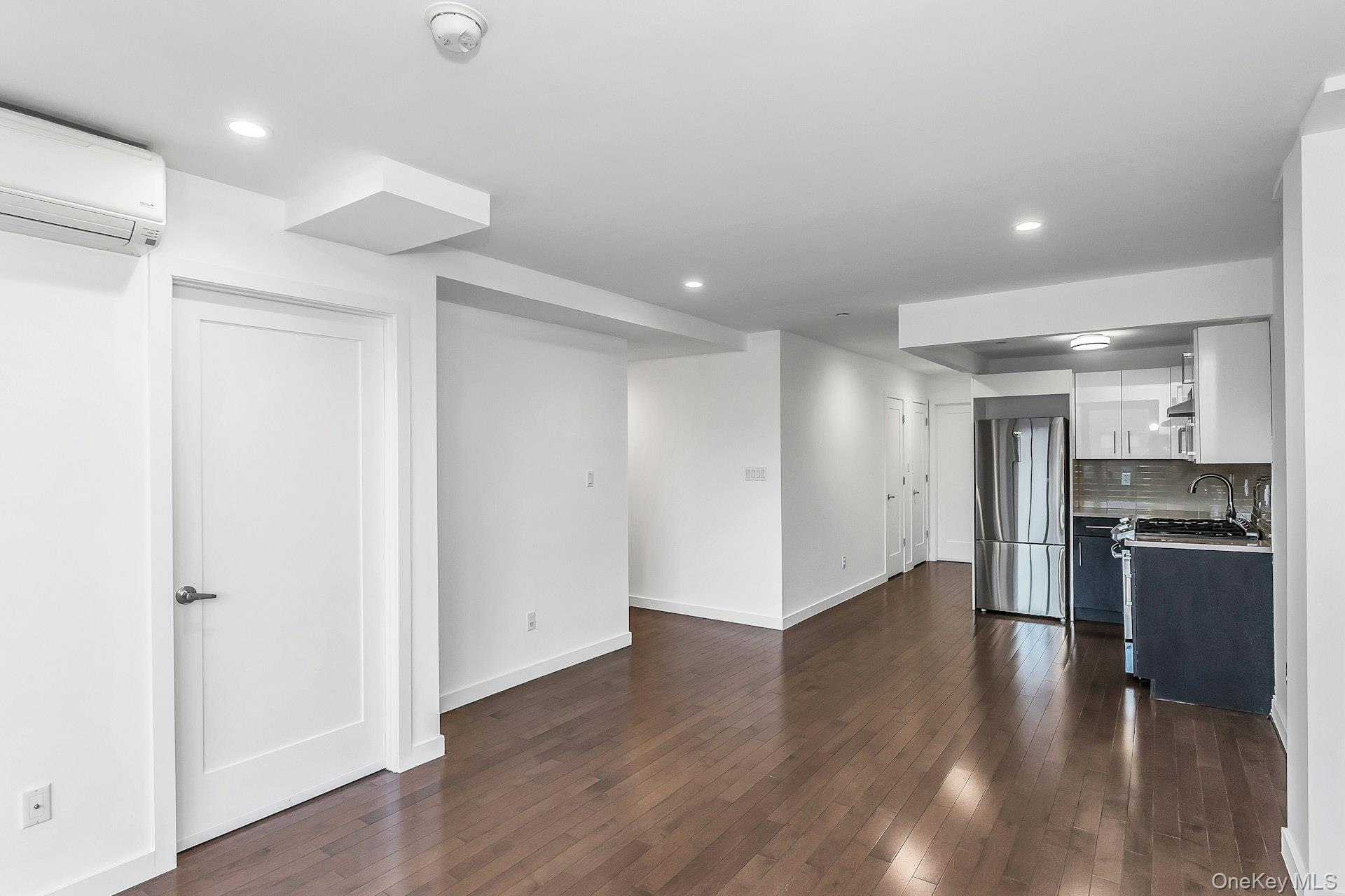 #3 photo, 43-12 214th Place, קווינס Bayside , NY 11361