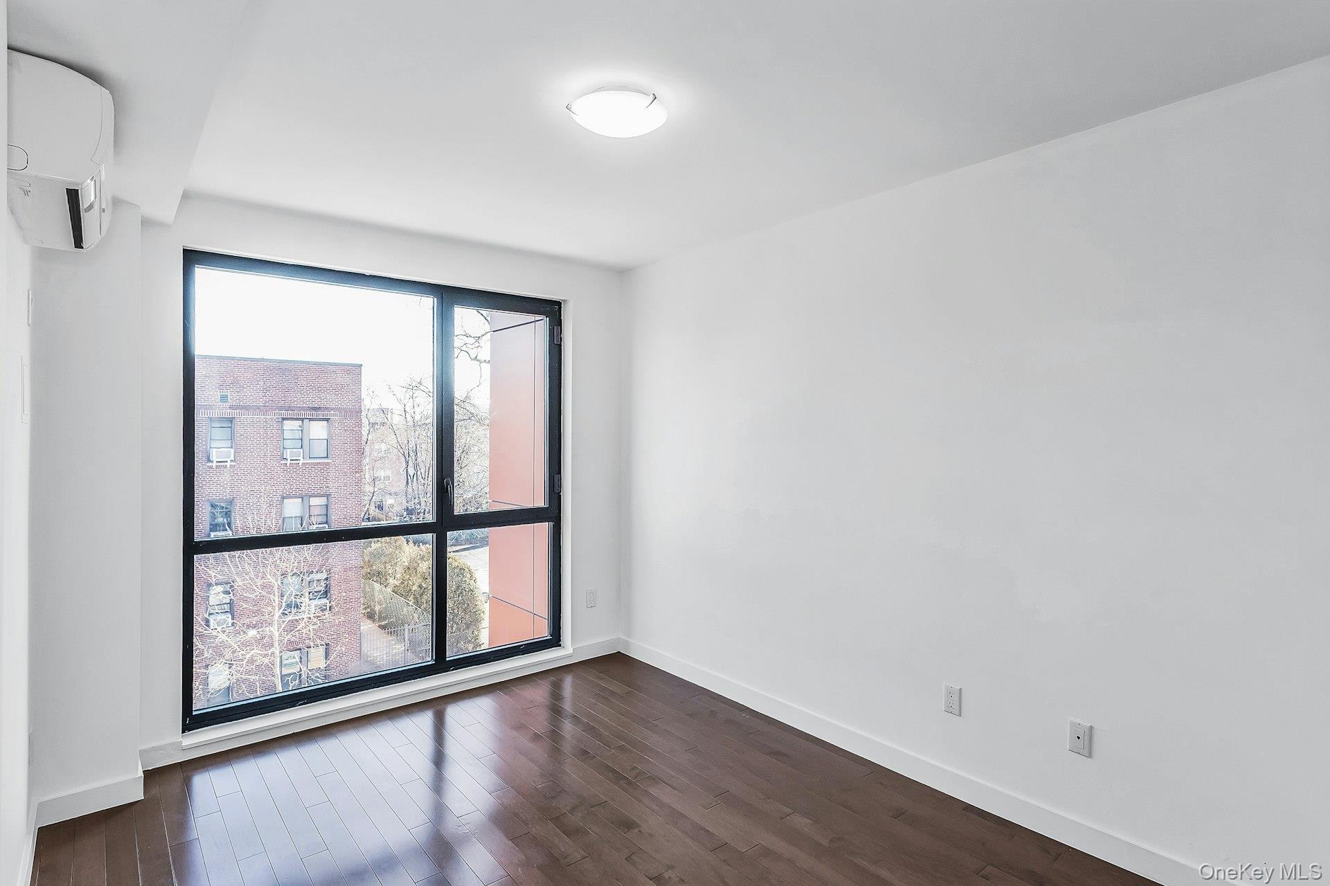 #8 photo, 43-12 214th Place, קווינס Bayside , NY 11361