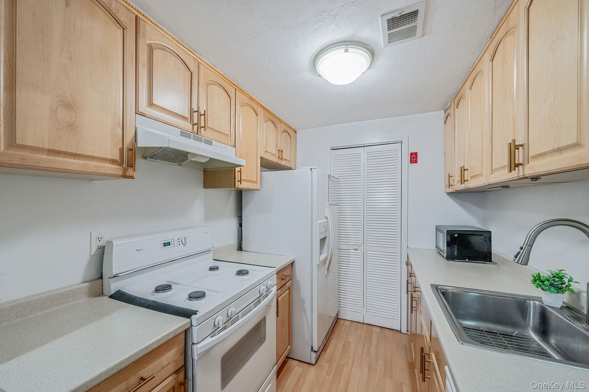 #10 photo, 202 Birchwood Road, 롱 아일랜드 Medford , NY 11763