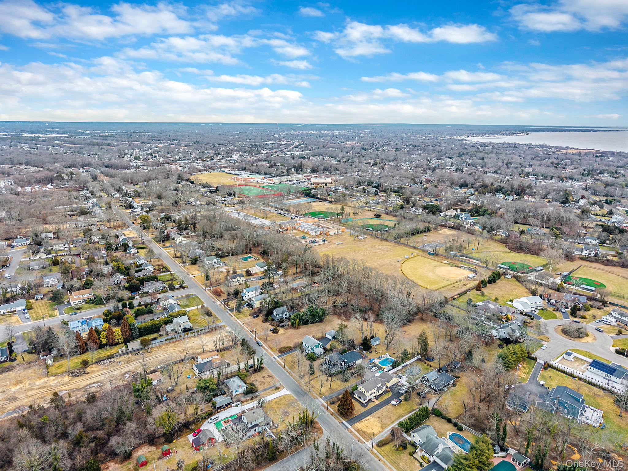 #13 photo, 92 Oakwood Avenue, सफ़ोक काउंटी Bayport , NY 11705