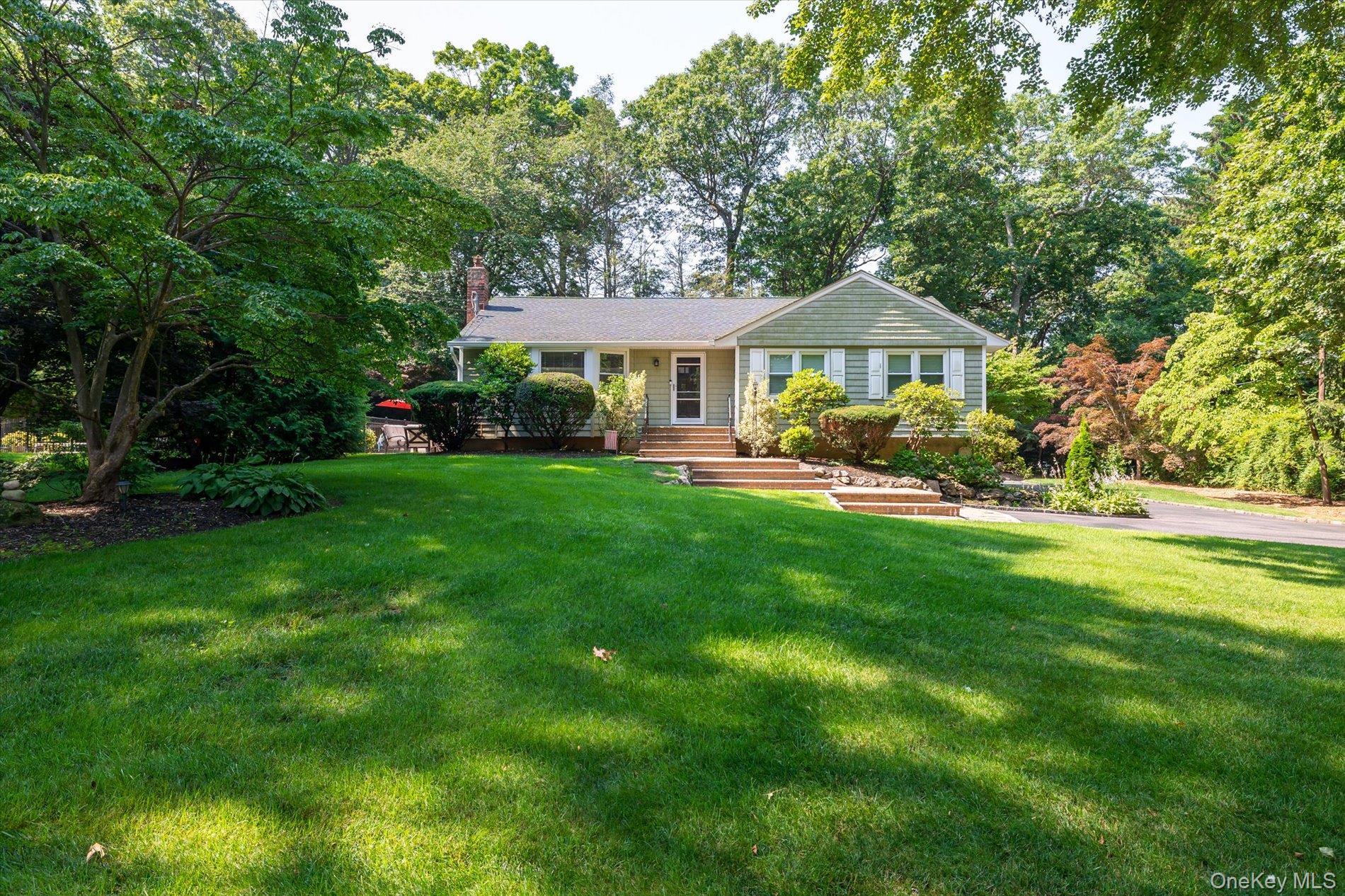 #1 photo, 2 Meadowlark Lane, सफ़ोक काउंटी Huntington , NY 11743