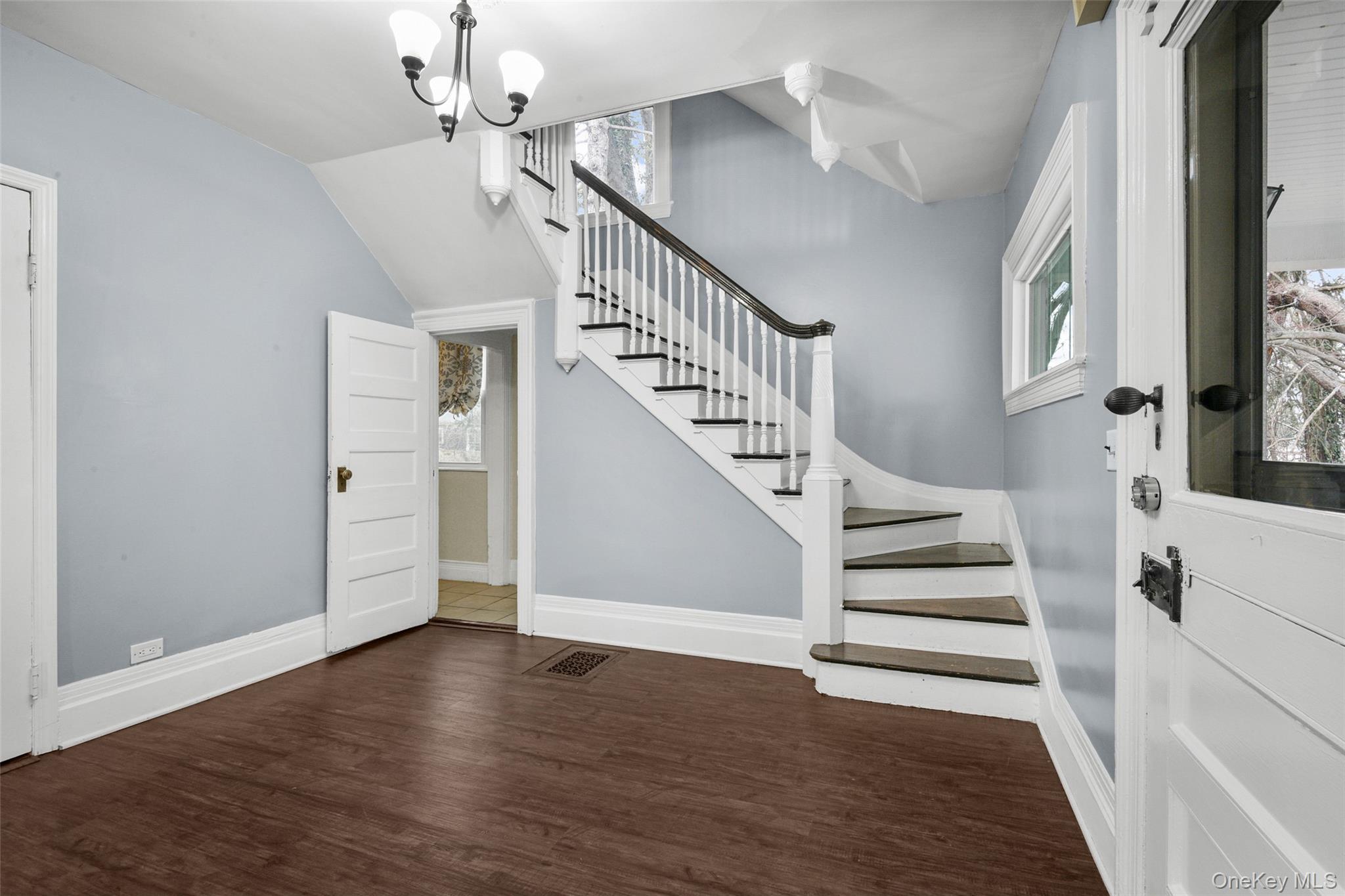 #7 photo, 8 The Serpentine, New Rochelle , NY 10801