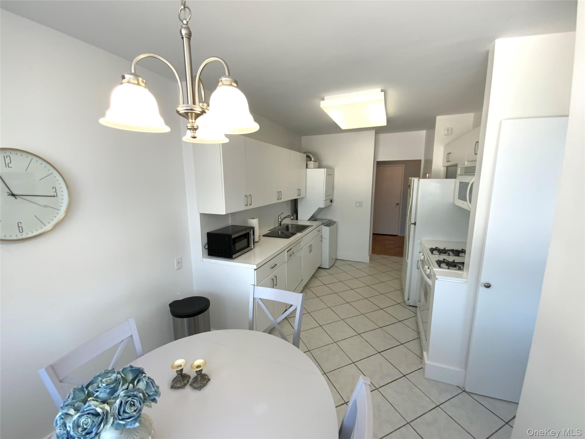 #16 photo, 27110 Grand Central Parkway, कुईंस Floral Park , NY 11005