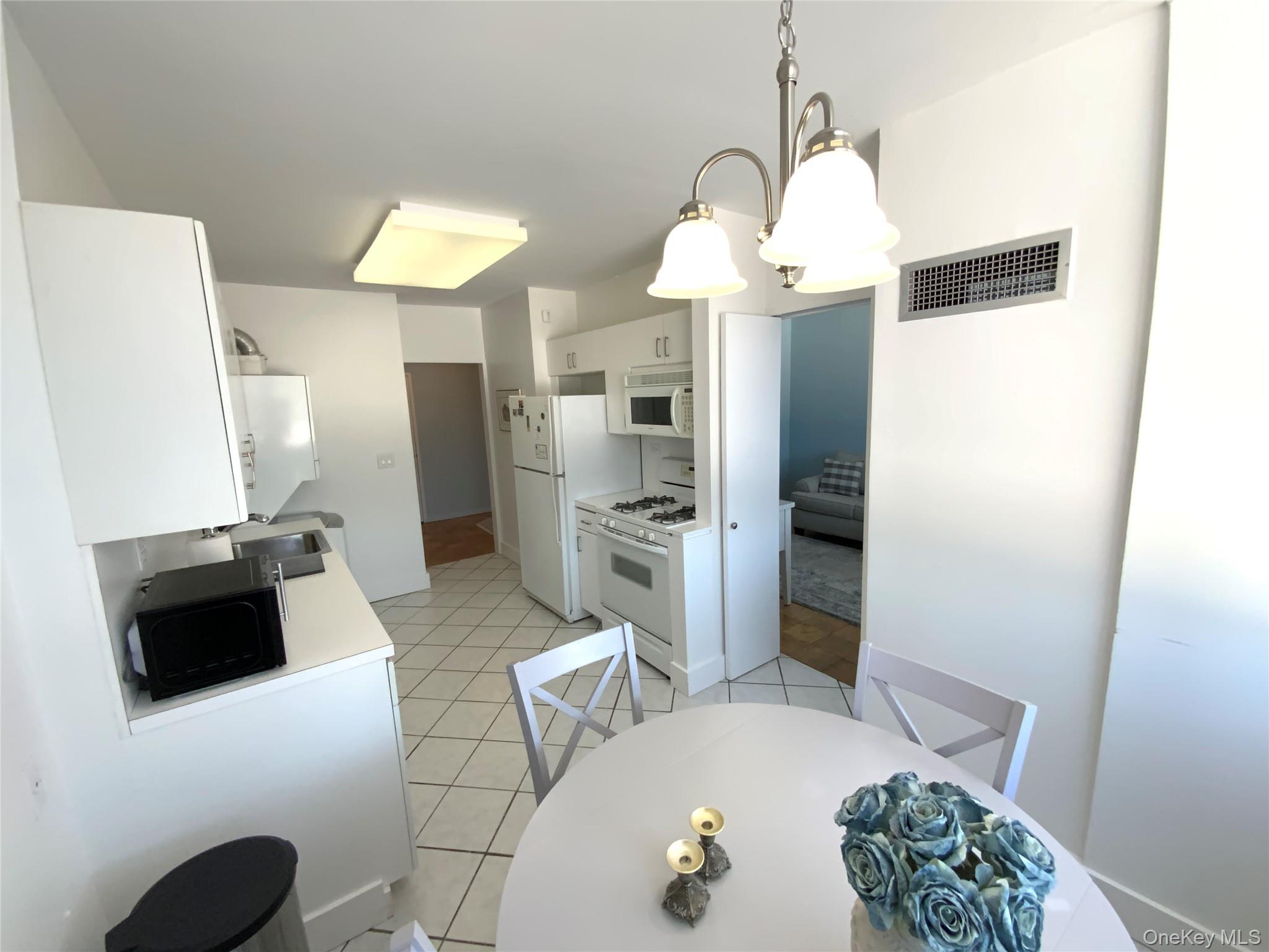 #17 photo, 27110 Grand Central Parkway, कुईंस Floral Park , NY 11005