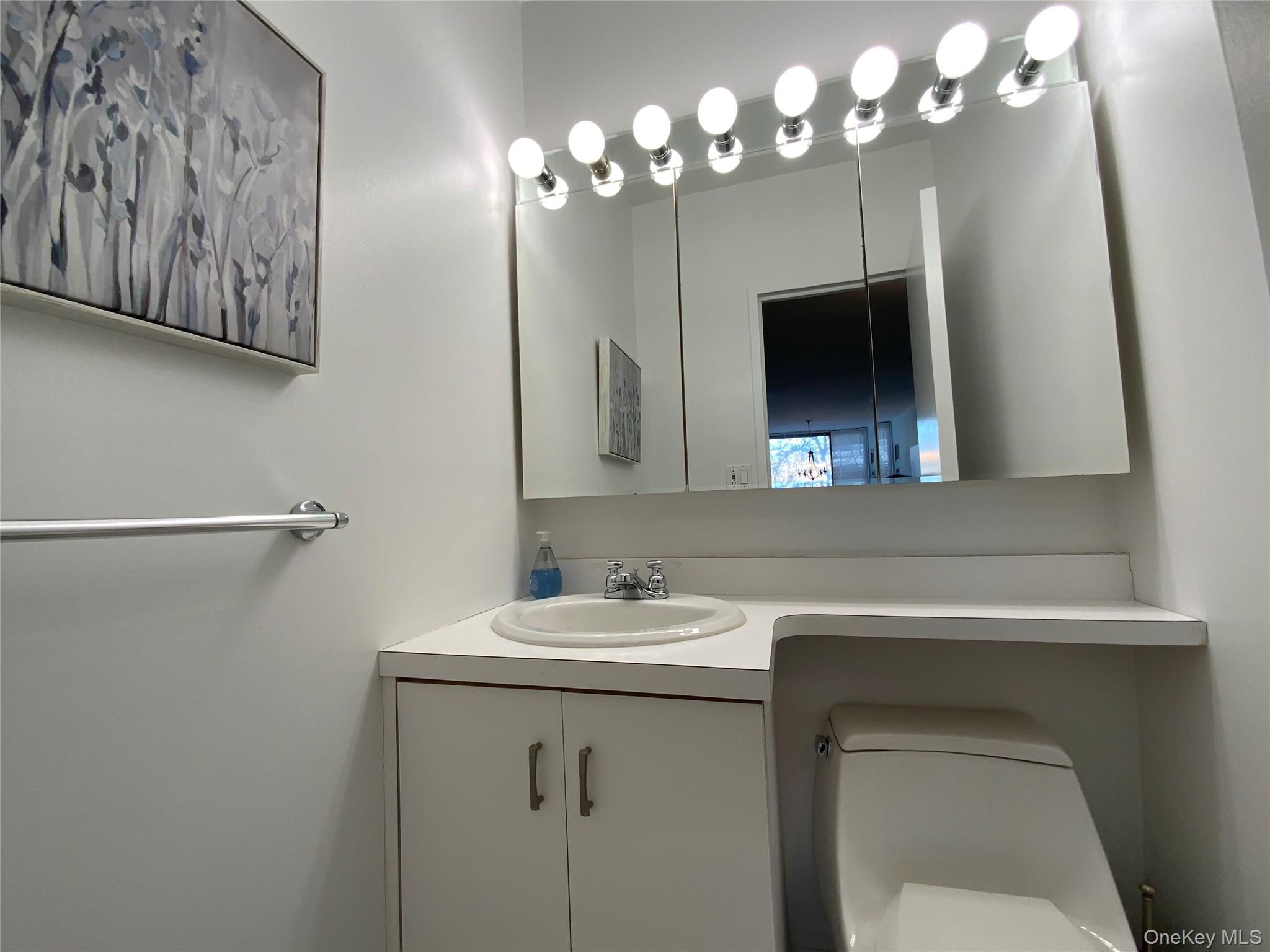 #18 photo, 27110 Grand Central Parkway, कुईंस Floral Park , NY 11005