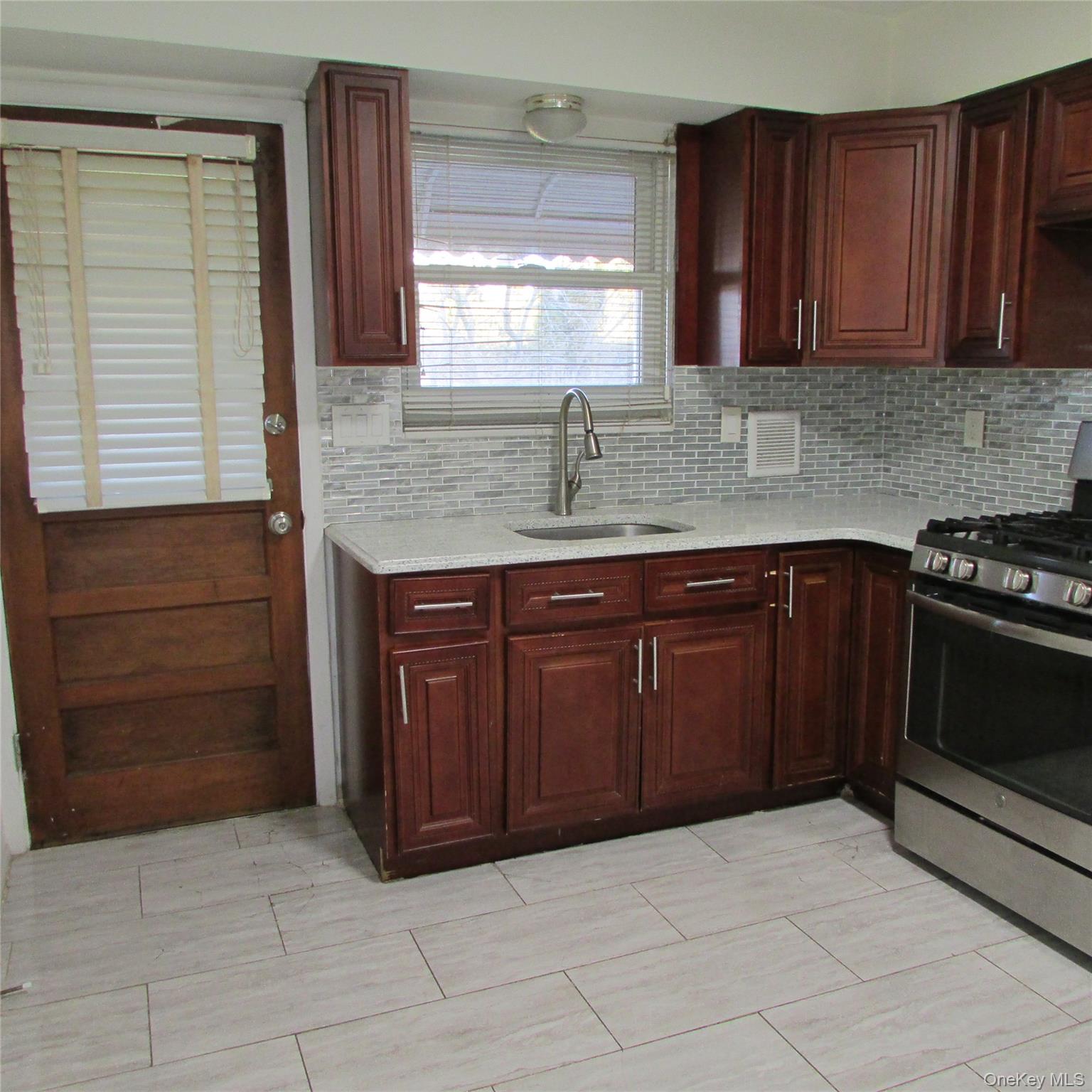 #9 photo, 1330 Herald Avenue, 长岛 Elmont , NY 11003