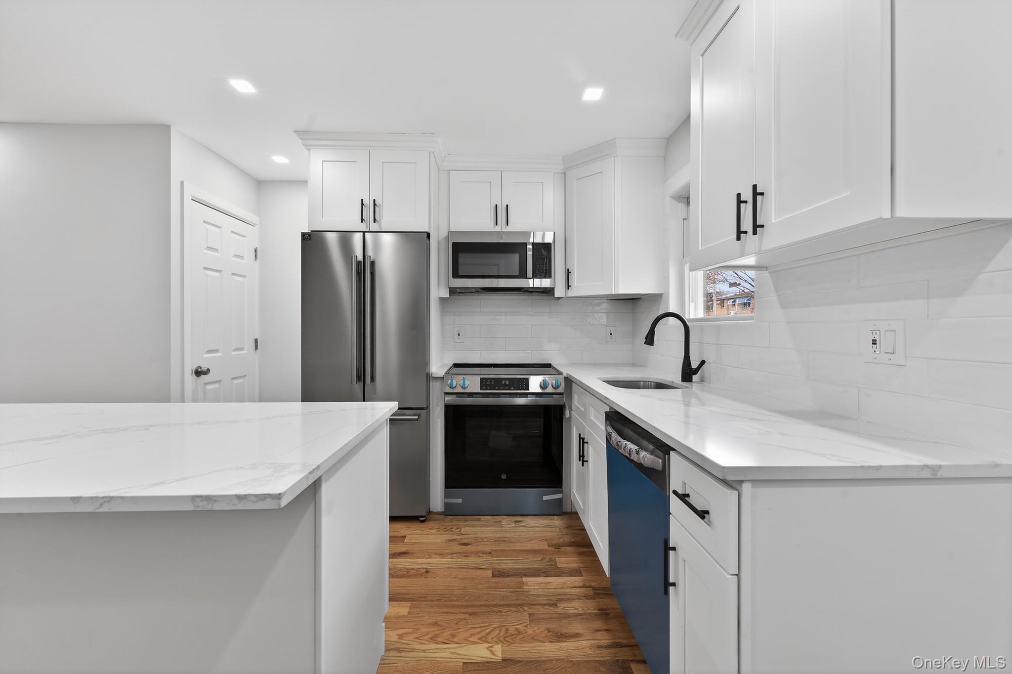 #2 photo, 592 Powell Street, ब्रुकलीन Brooklyn , NY 11212