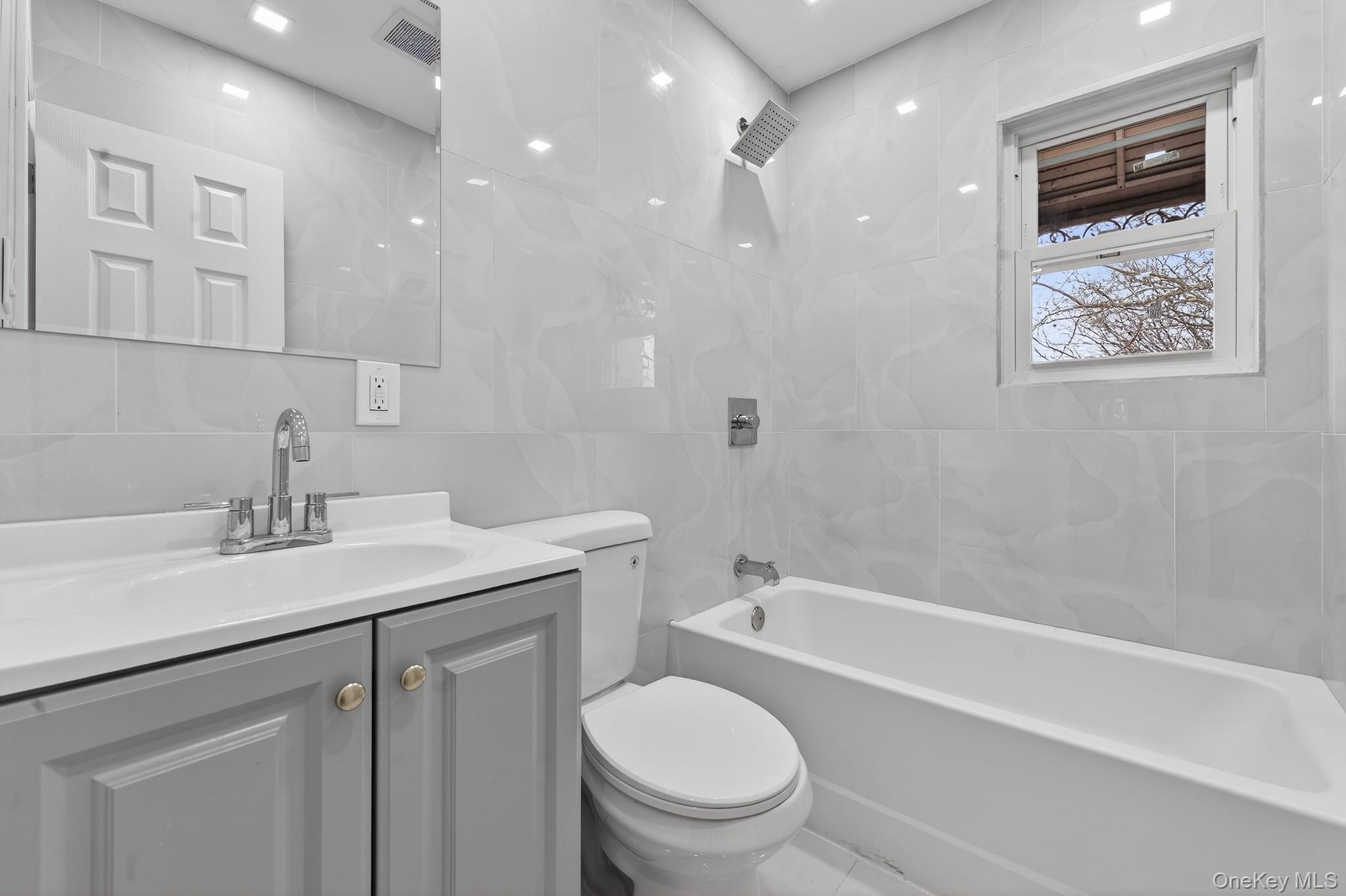 #7 photo, 592 Powell Street, ब्रुकलीन Brooklyn , NY 11212