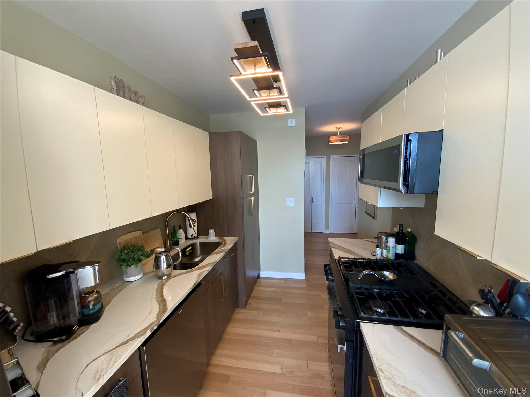 #15 photo, 26910 Grand Central Parkway, कुईंस Floral Park , NY 11005